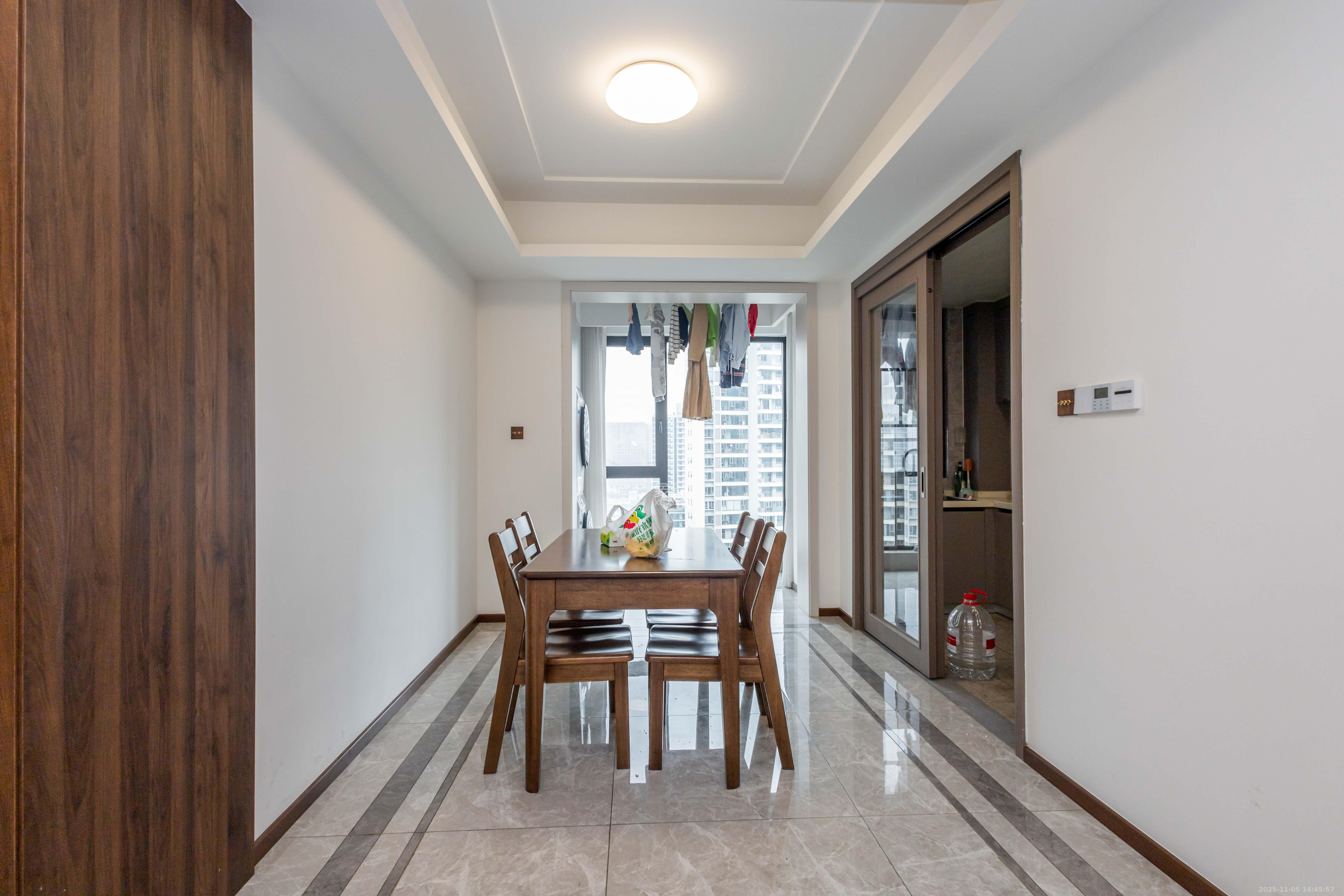 金茂建发观悦 3室2厅2卫 205.0万 金茂建发观悦 3室2厅2卫 205.0万客厅