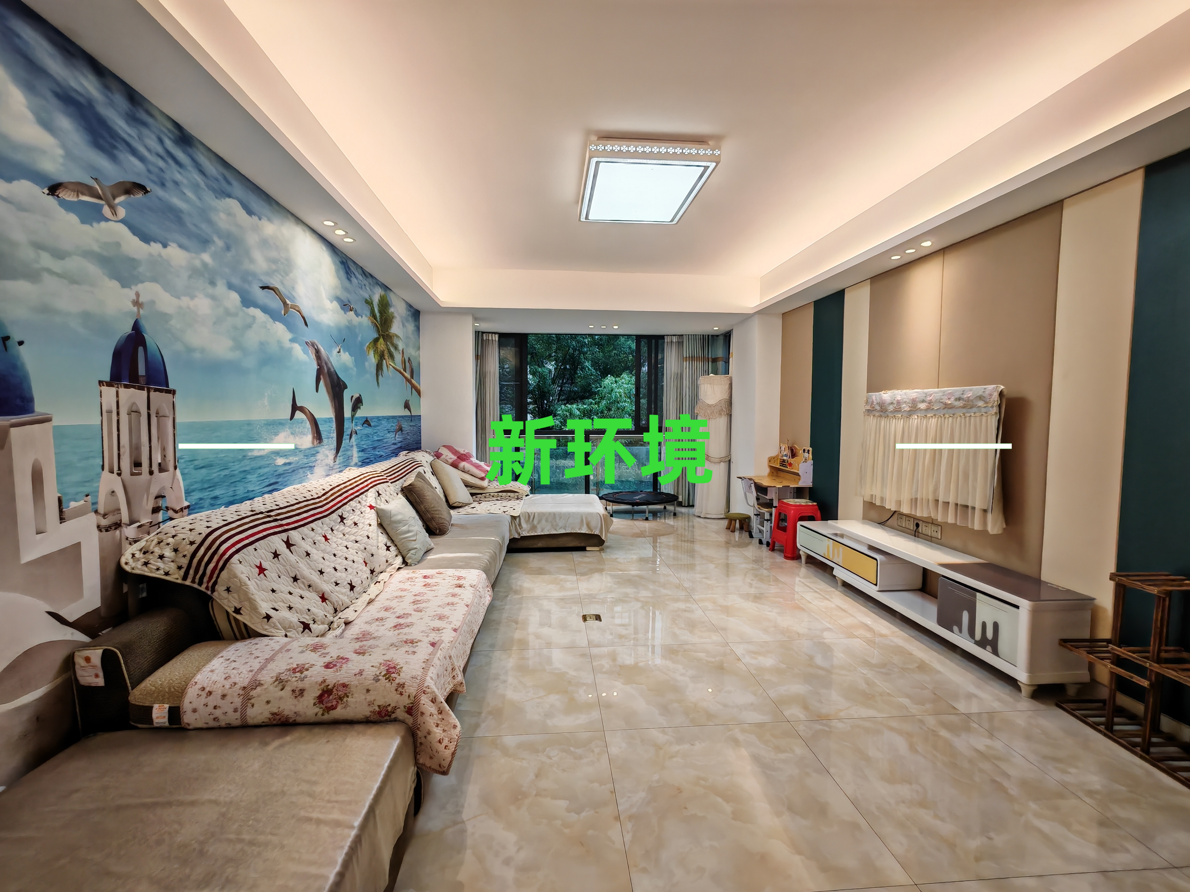 阳光水岸  4室2厅2卫    70.0万客厅