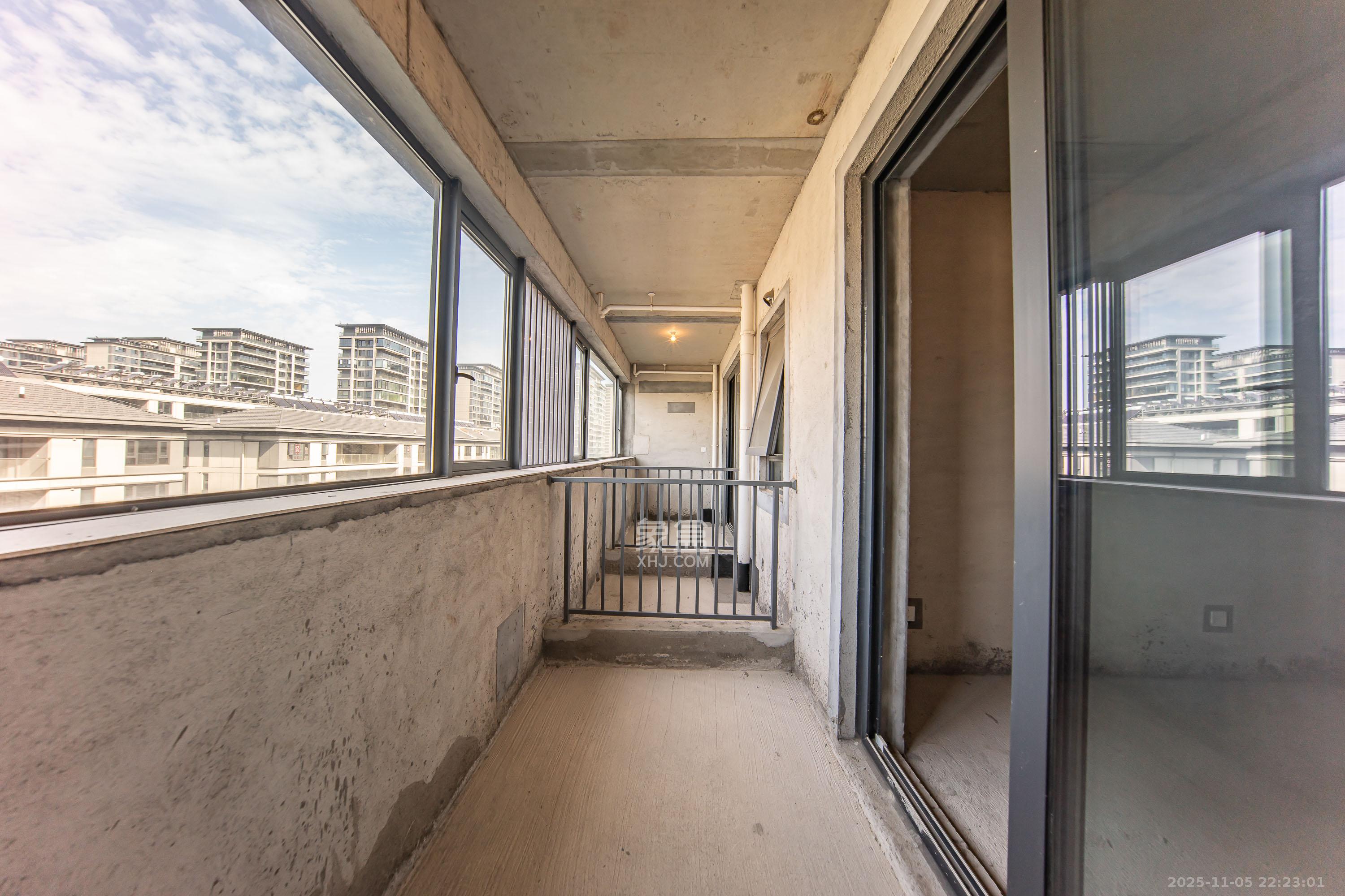 中建钰山湖  4室2厅2卫    330.0万阳台