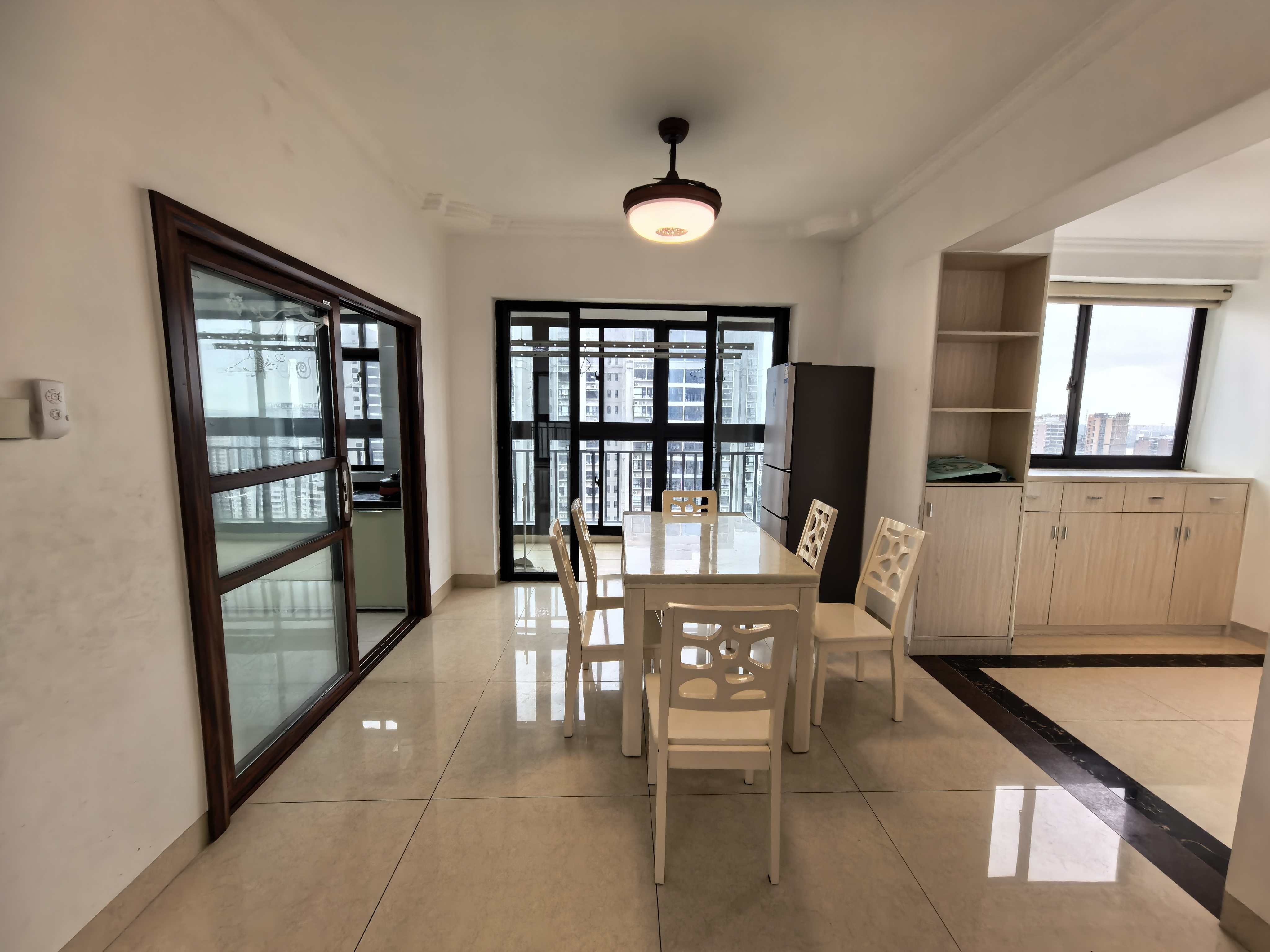 盛达景都三期  3室2厅2卫    3500.0元/月室内图