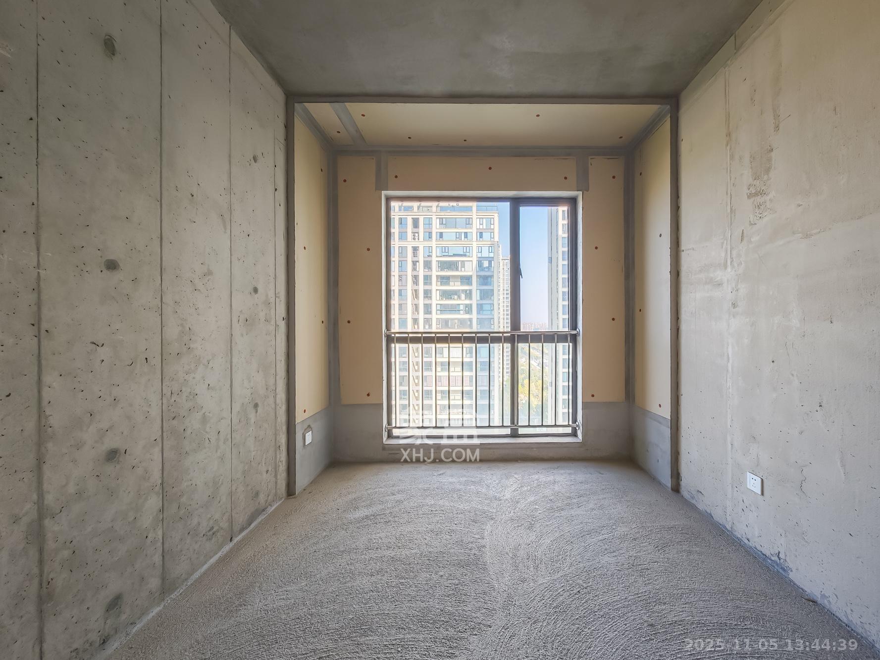 秀峰一品  5室2厅3卫    240.0万卧室