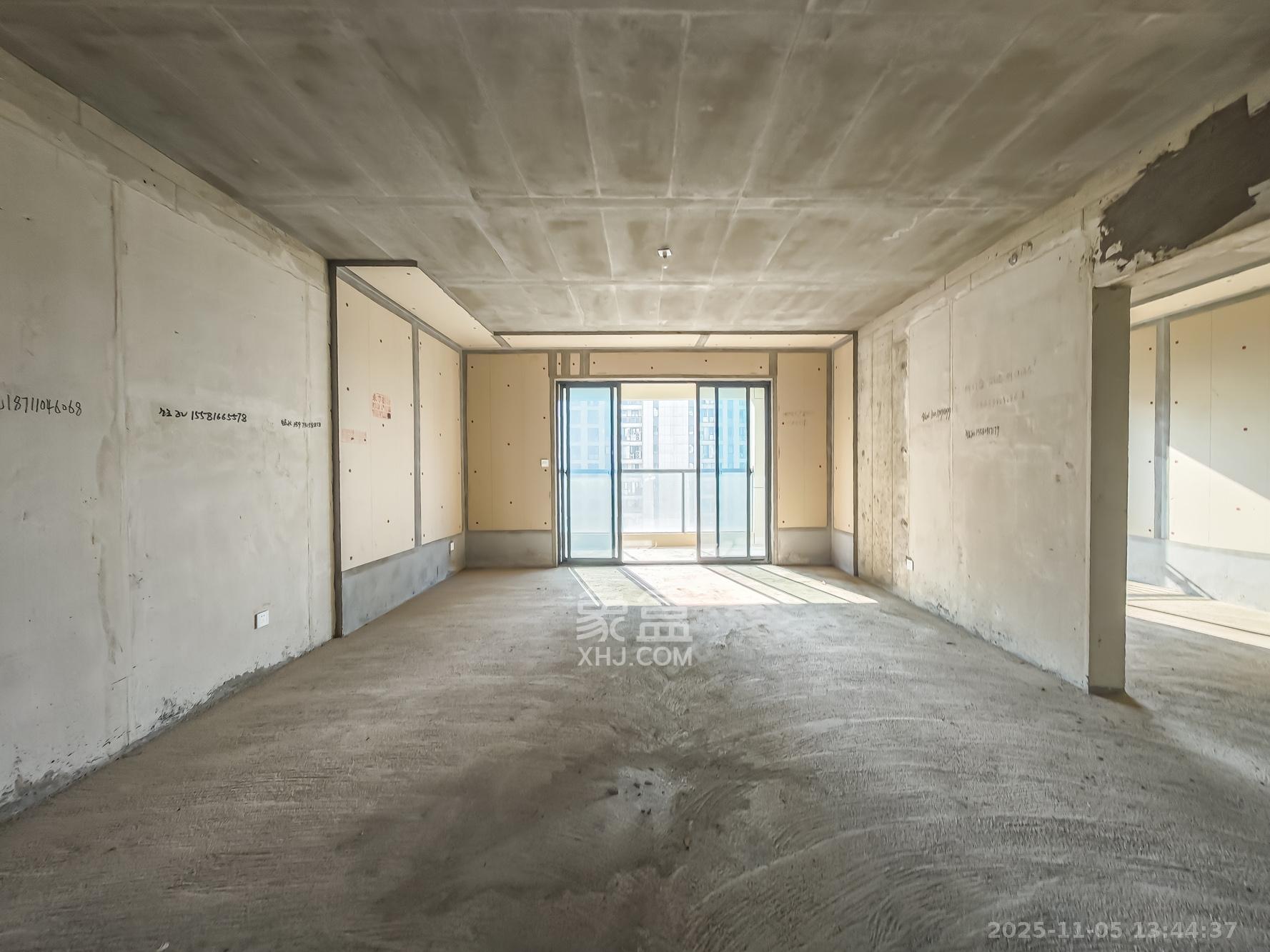 秀峰一品 5室2厅3卫 240.0万 秀峰一品 5室2厅3卫 240.0万客厅