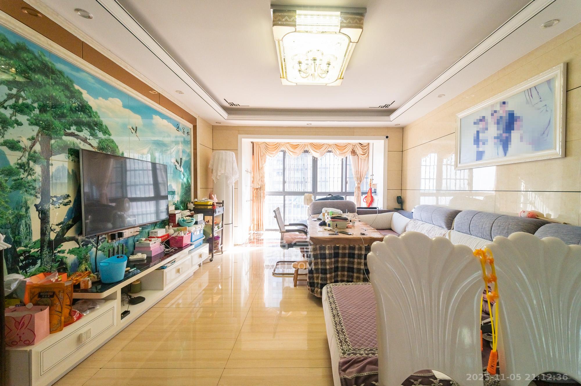 海伦春天 4室2厅2卫 91.8万 海伦春天 4室2厅2卫 91.8万客厅