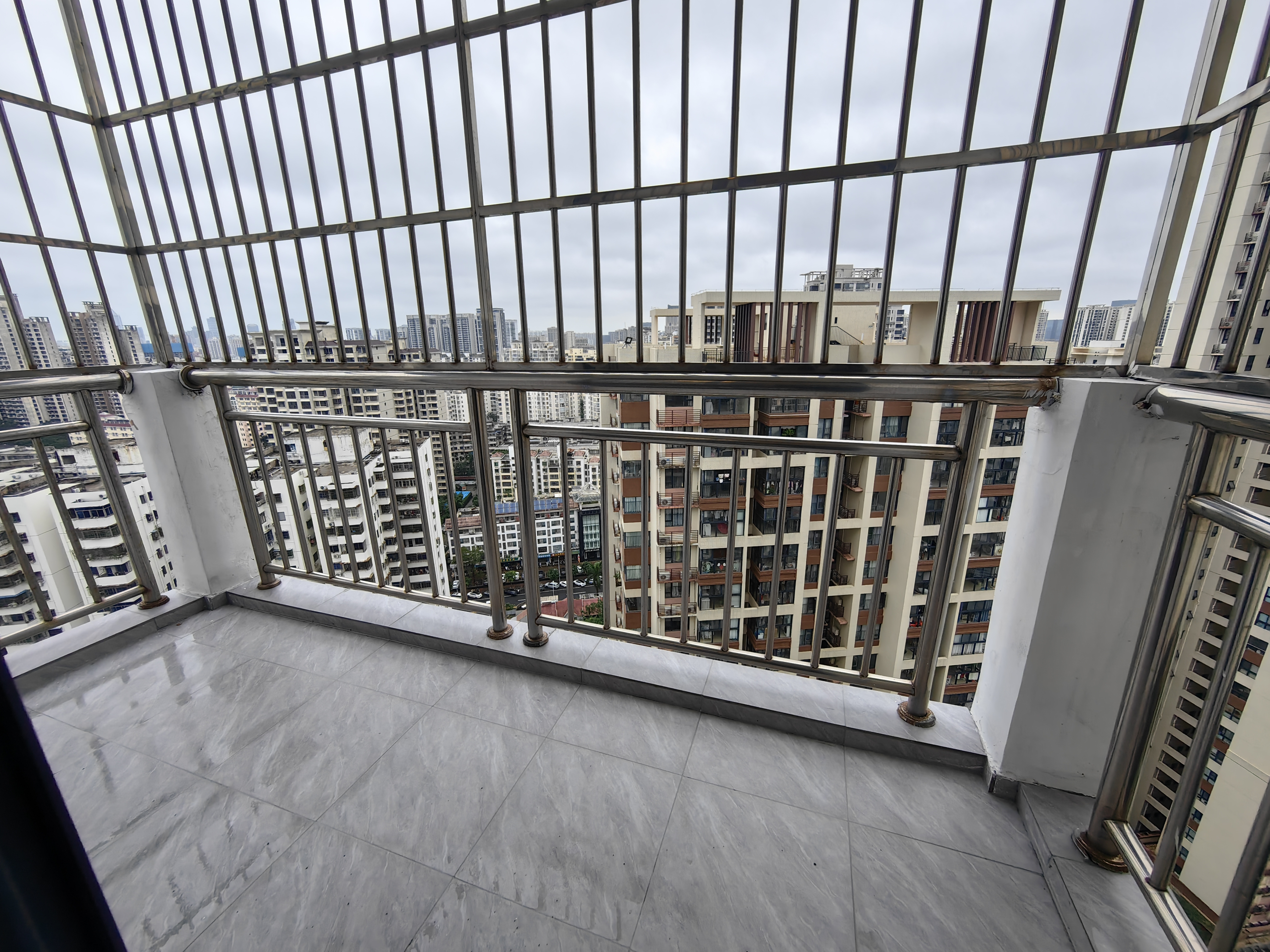 皇家花园 5室2厅2卫 123.0万 皇家花园 5室2厅2卫 123.0万客厅