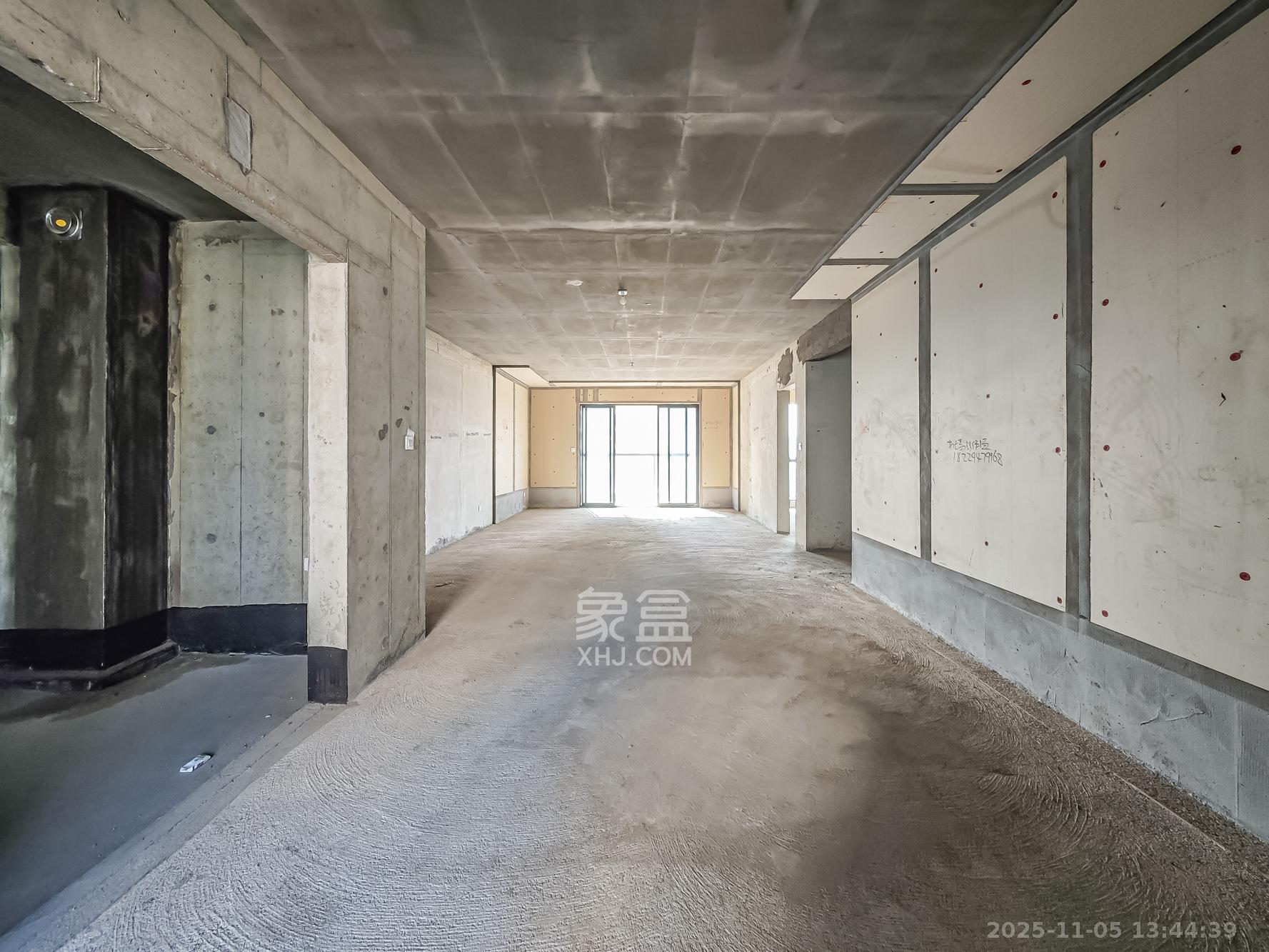 秀峰一品 5室2厅3卫 240.0万 秀峰一品 5室2厅3卫 240.0万客厅