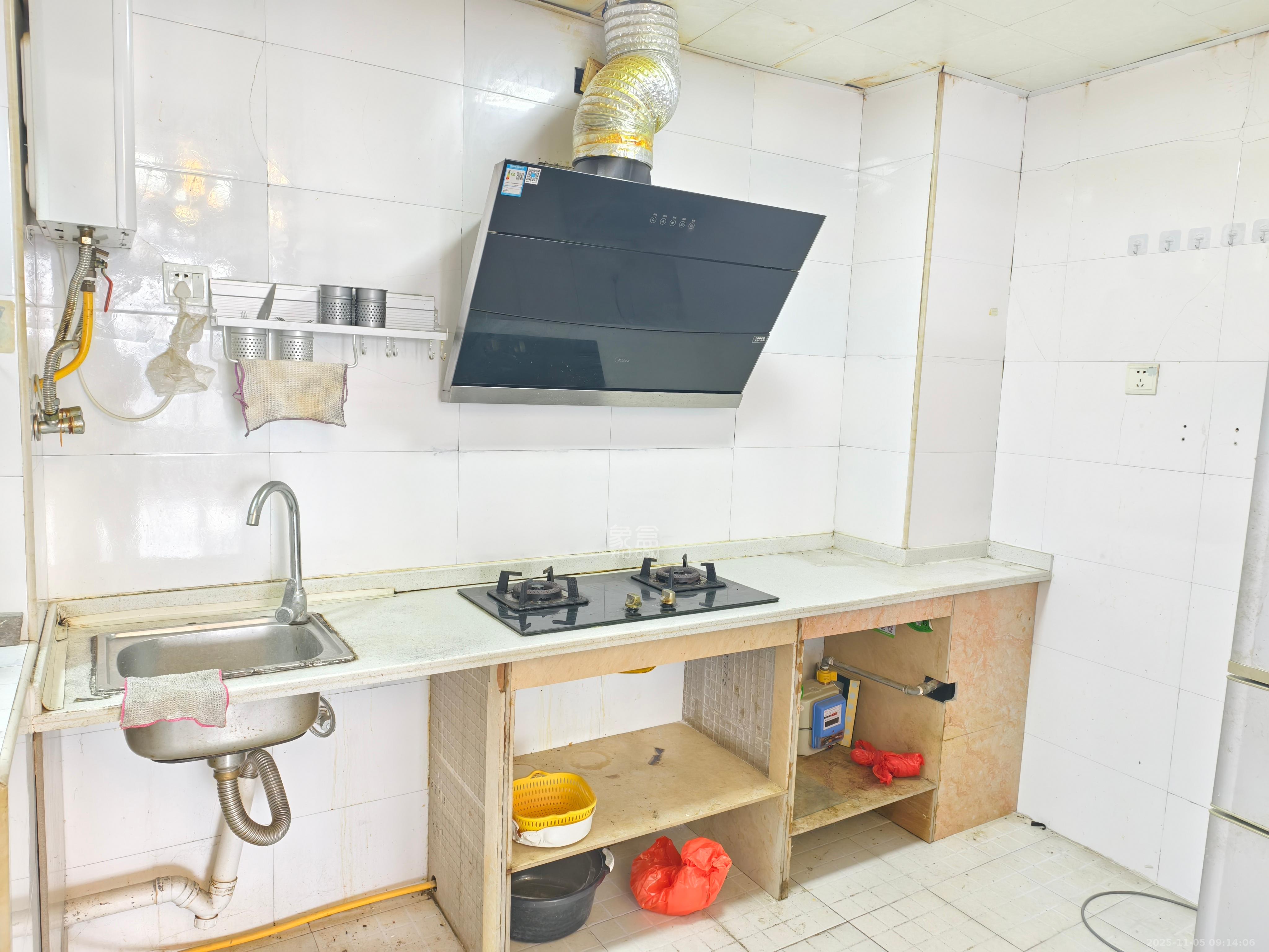 英郡年华  3室2厅2卫    2300.0元/月室内图