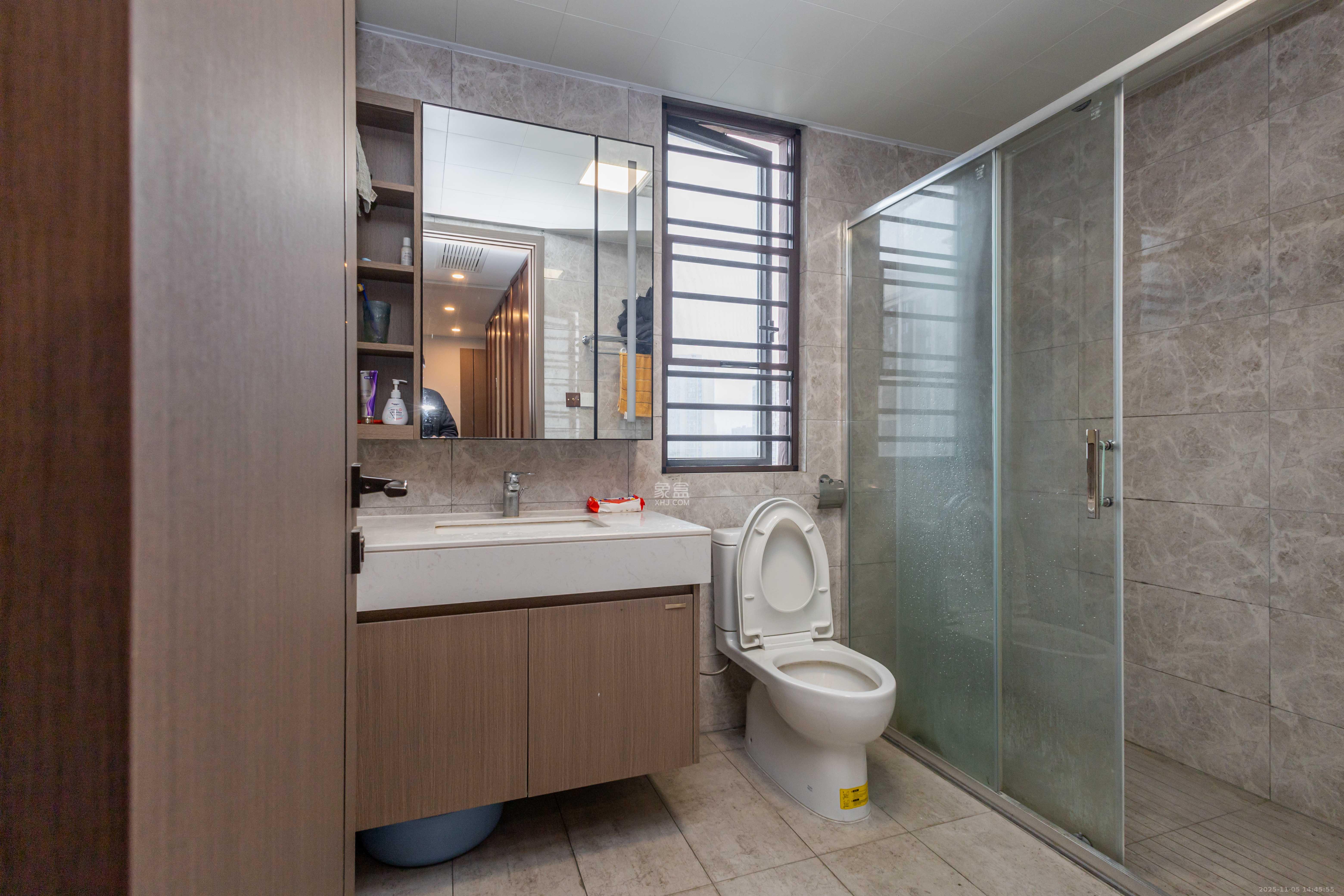 金茂建发观悦 3室2厅2卫 205.0万 金茂建发观悦 3室2厅2卫 205.0万卫生间