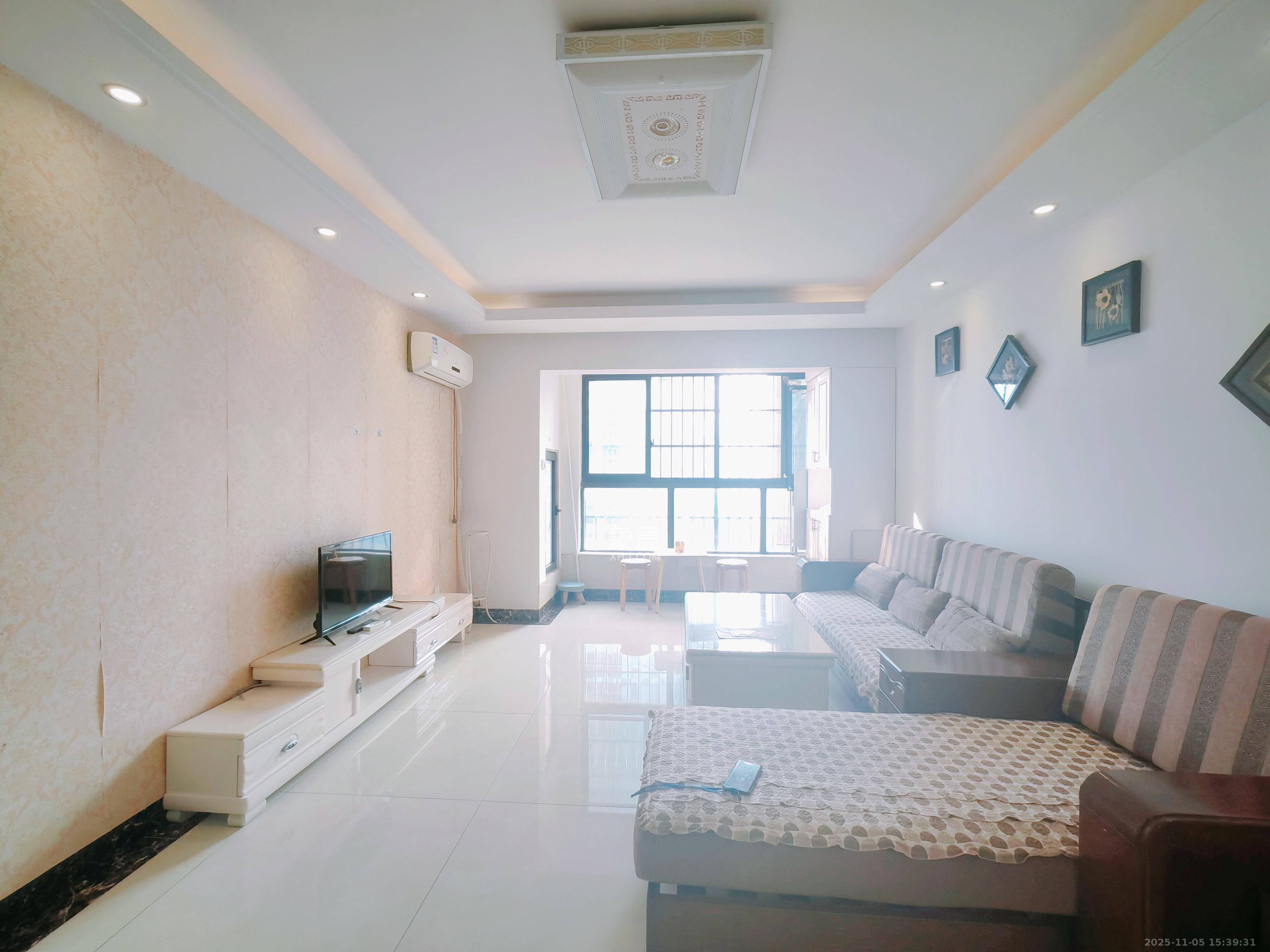 绿地中央广场  3室2厅1卫    3000.0元/月