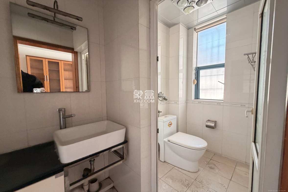 湘龙家园 5室2厅2卫 3000.0元/月 湘龙家园 5室2厅2卫 3000.0元/月室内图