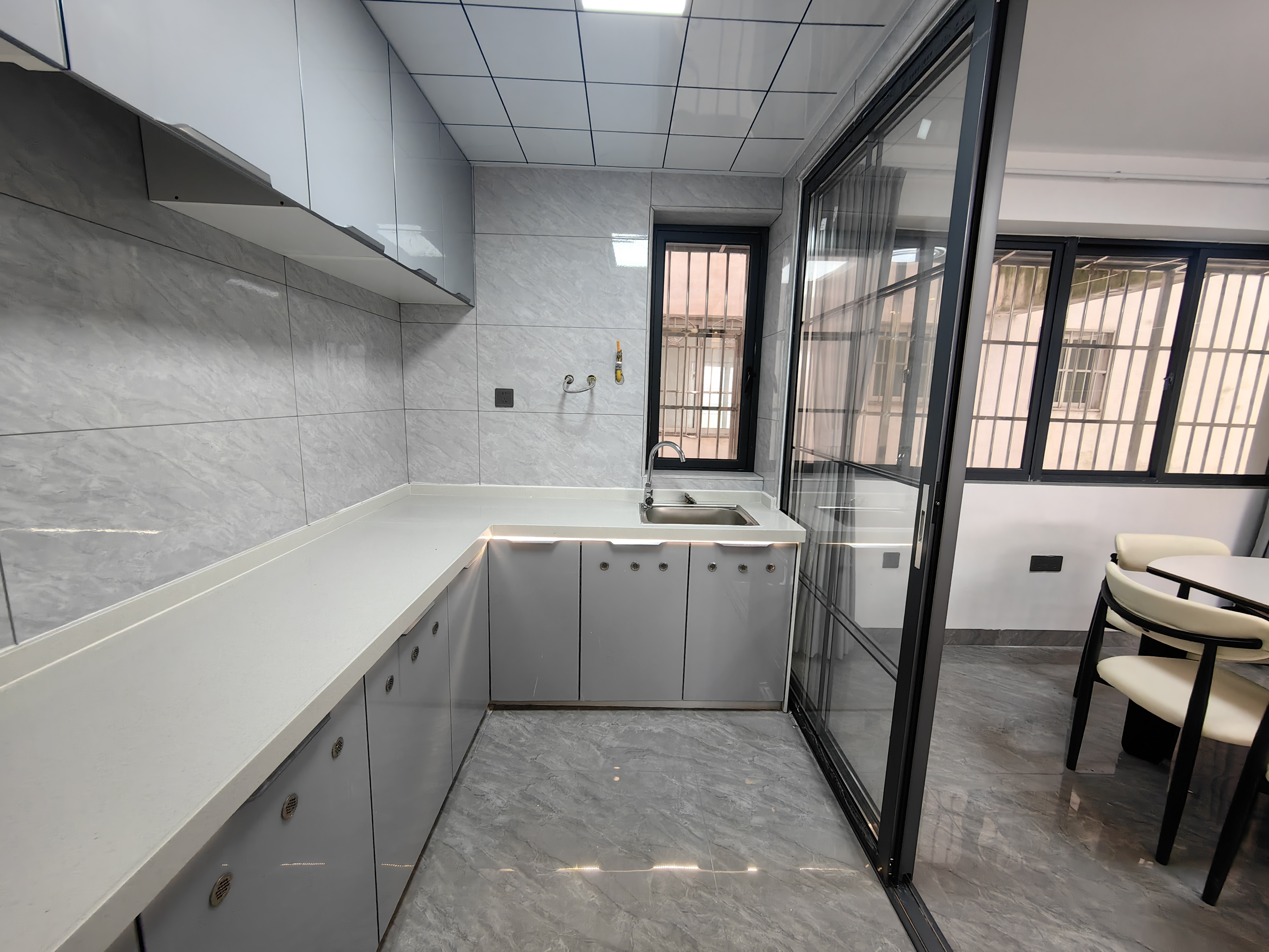 皇家花园 5室2厅2卫 123.0万 皇家花园 5室2厅2卫 123.0万客厅