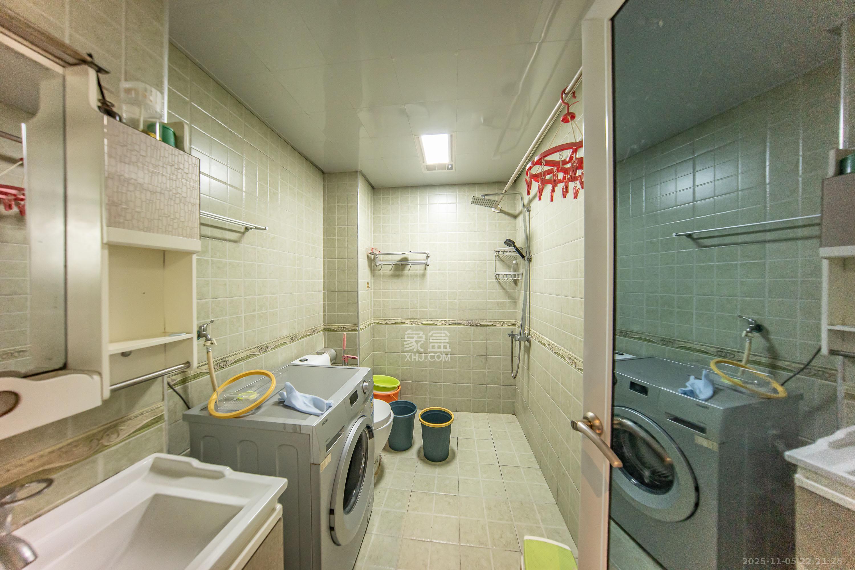 阳光100三期  1室1厅1卫    55.0万卫生间