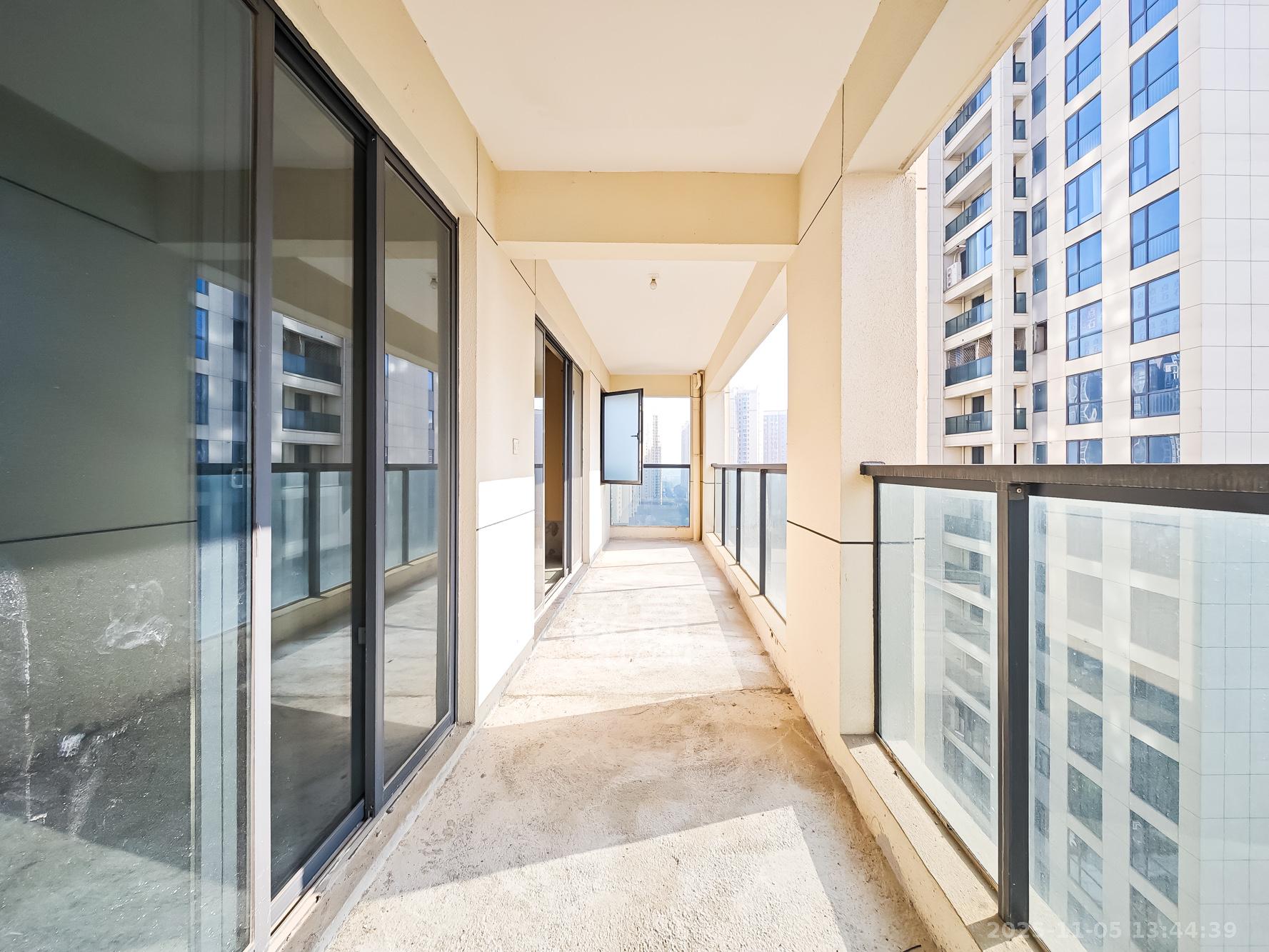 秀峰一品 5室2厅3卫 240.0万 秀峰一品 5室2厅3卫 240.0万阳台