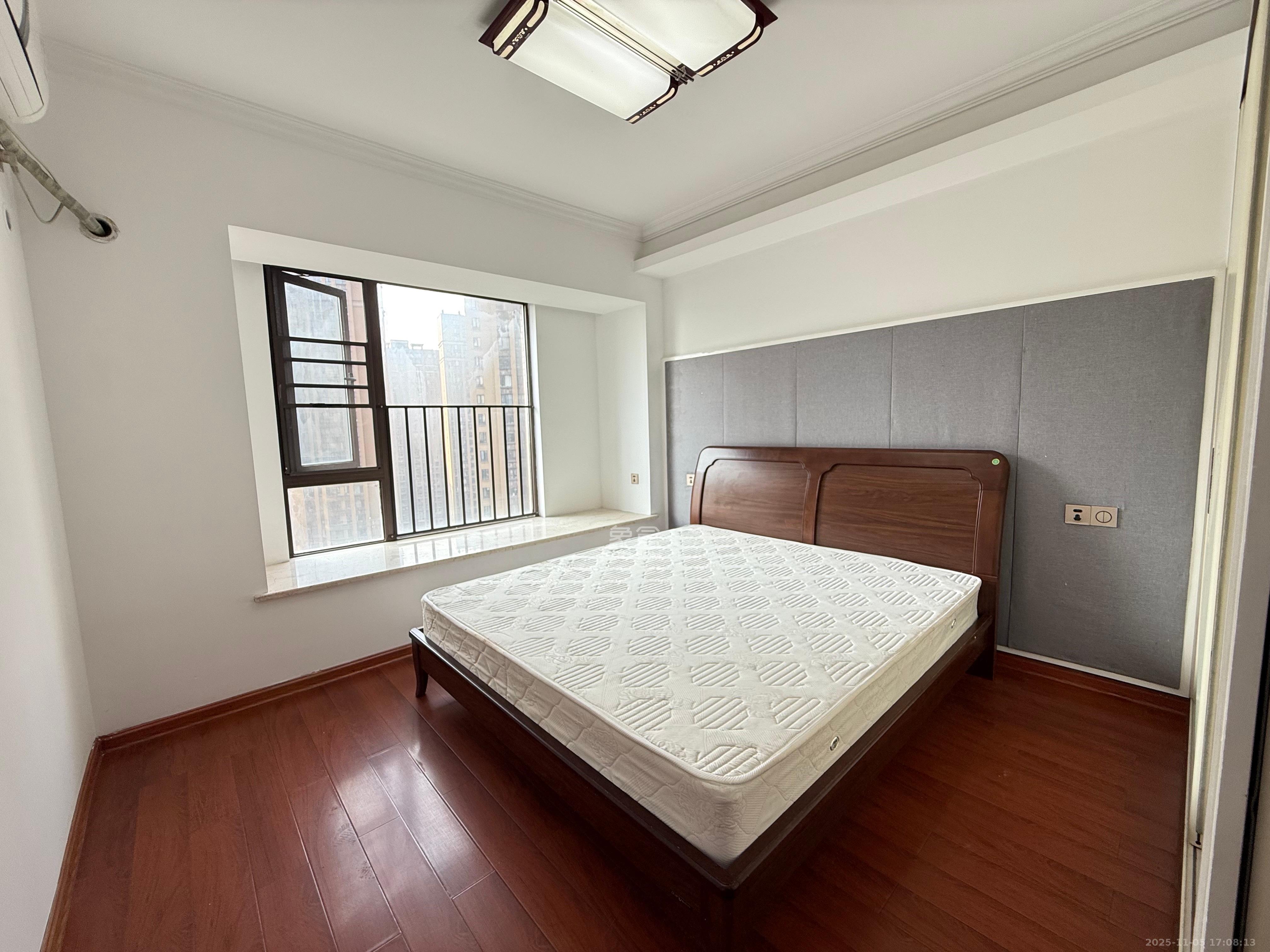 华润凤凰城三期  3室2厅1卫    2200.0元/月室内图