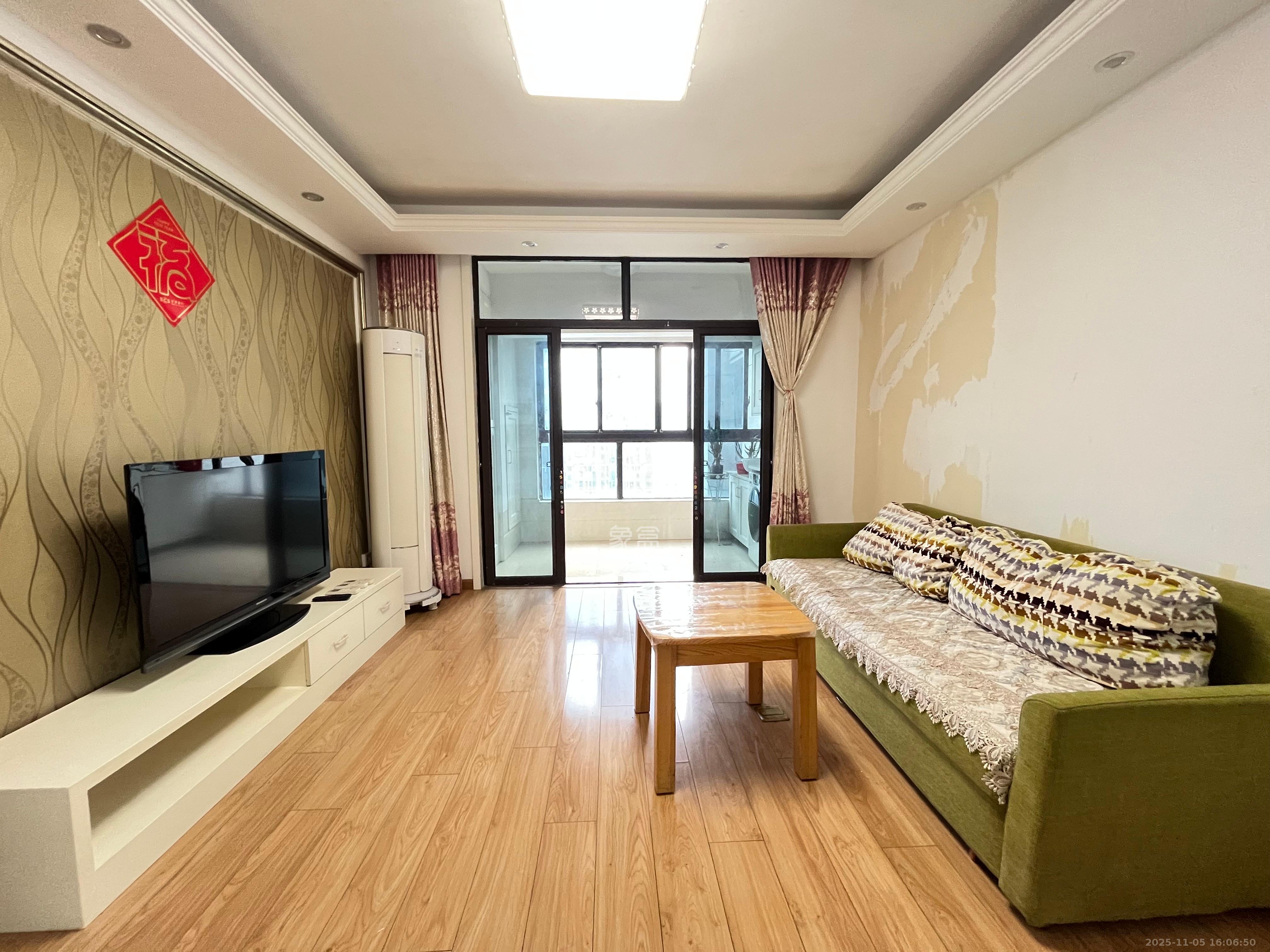 绿地中央广场  3室2厅1卫    3200.0元/月