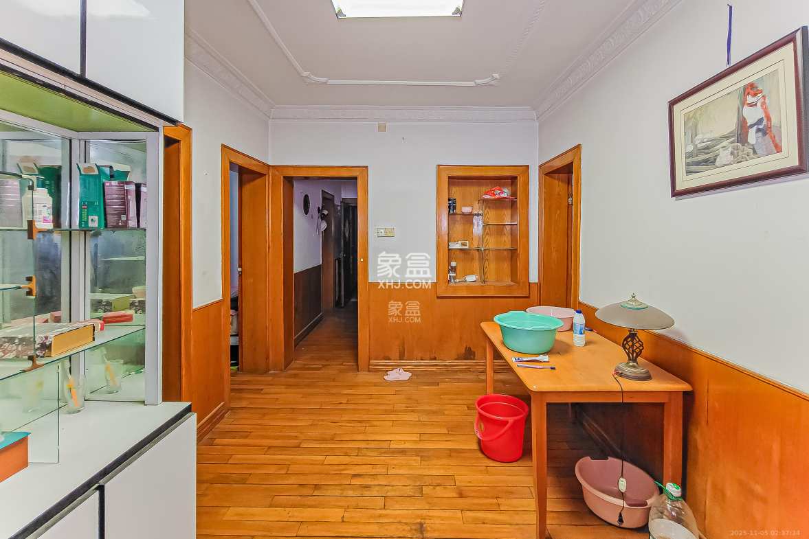 杂技团宿舍 3室2厅2卫 62.0万 杂技团宿舍 3室2厅2卫 62.0万客厅