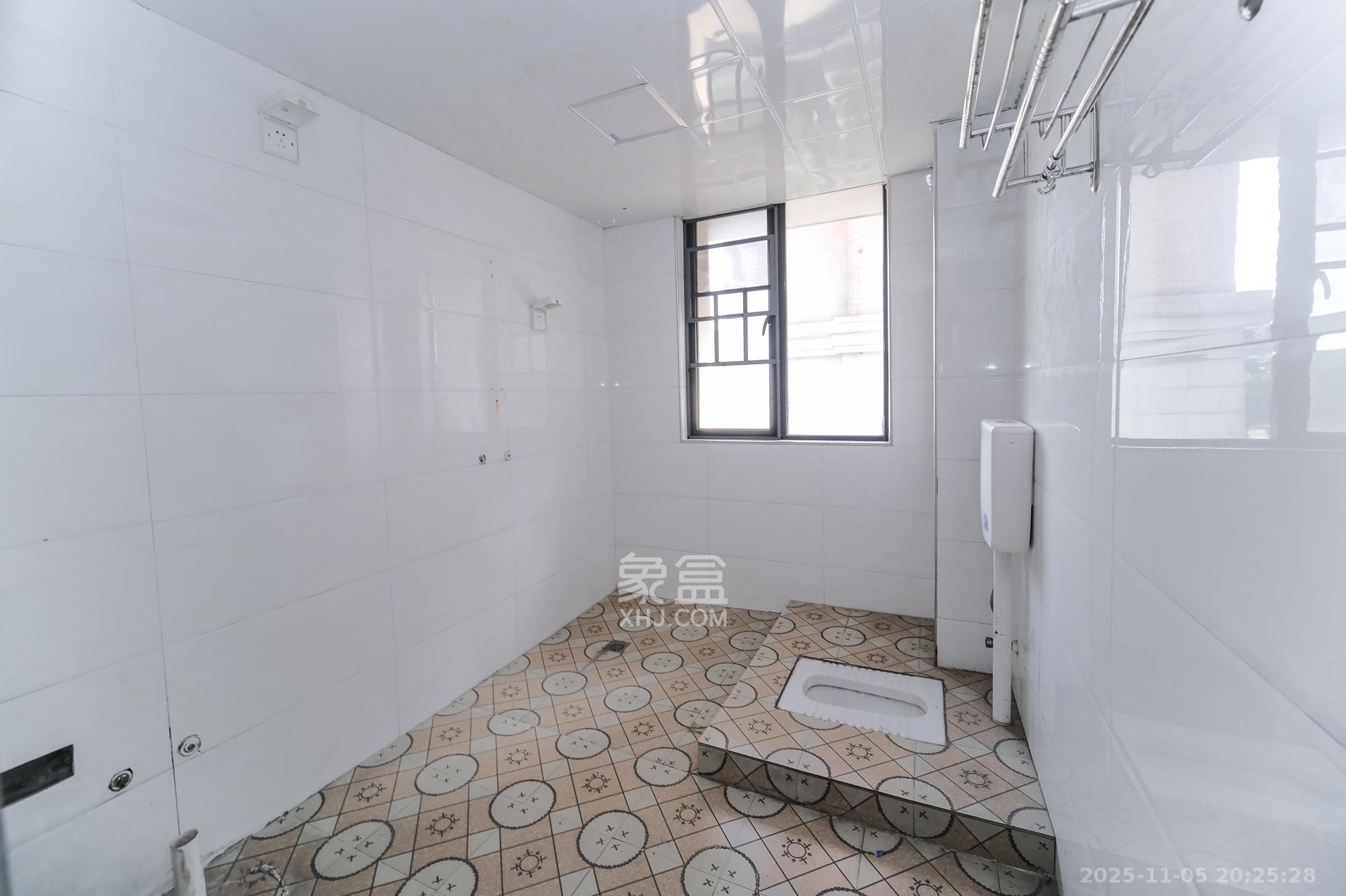 三一街区 3室2厅2卫 76.8万 三一街区 3室2厅2卫 76.8万卫生间