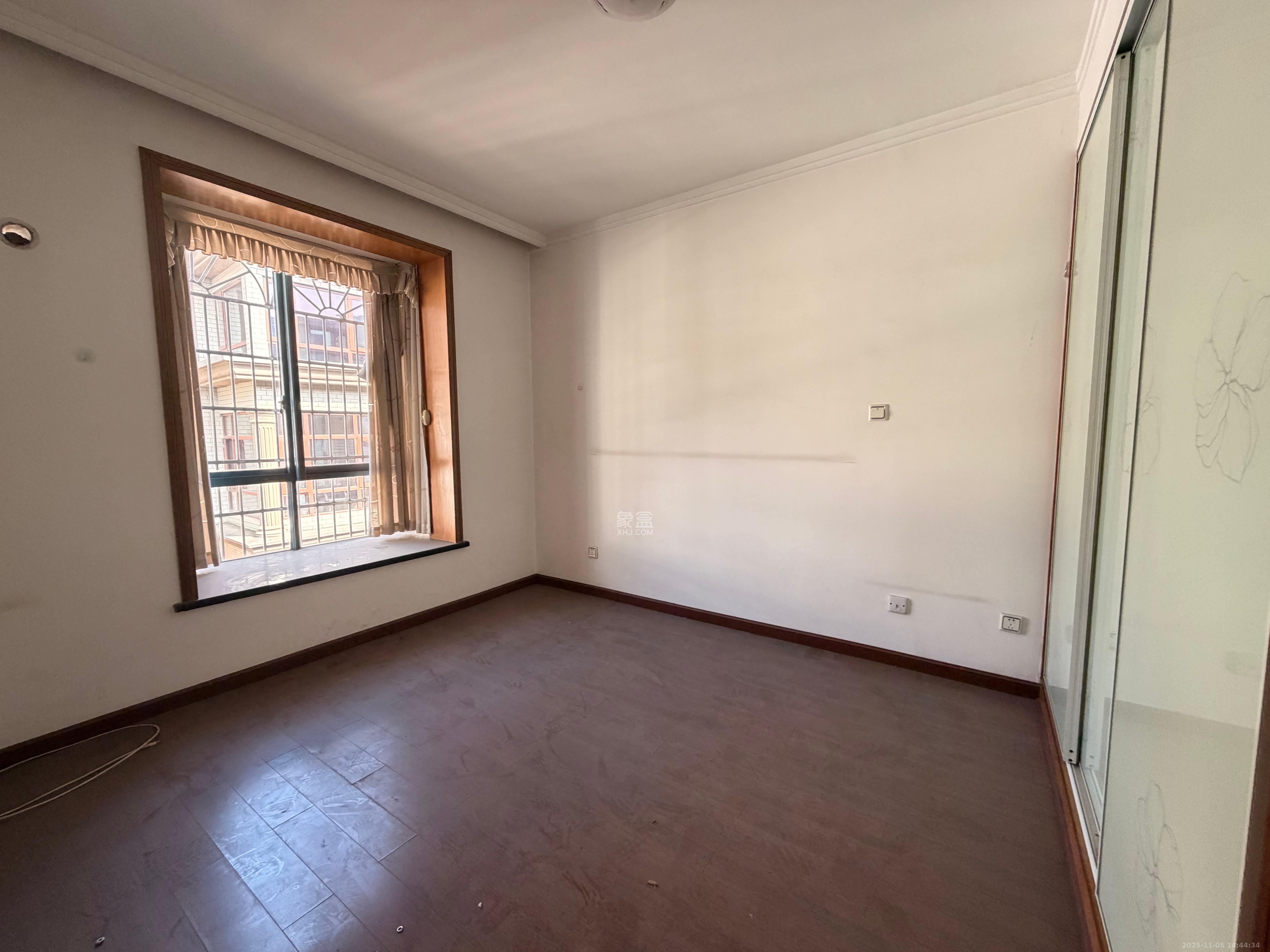 湘龙家园  5室2厅2卫    3000.0元/月室内图