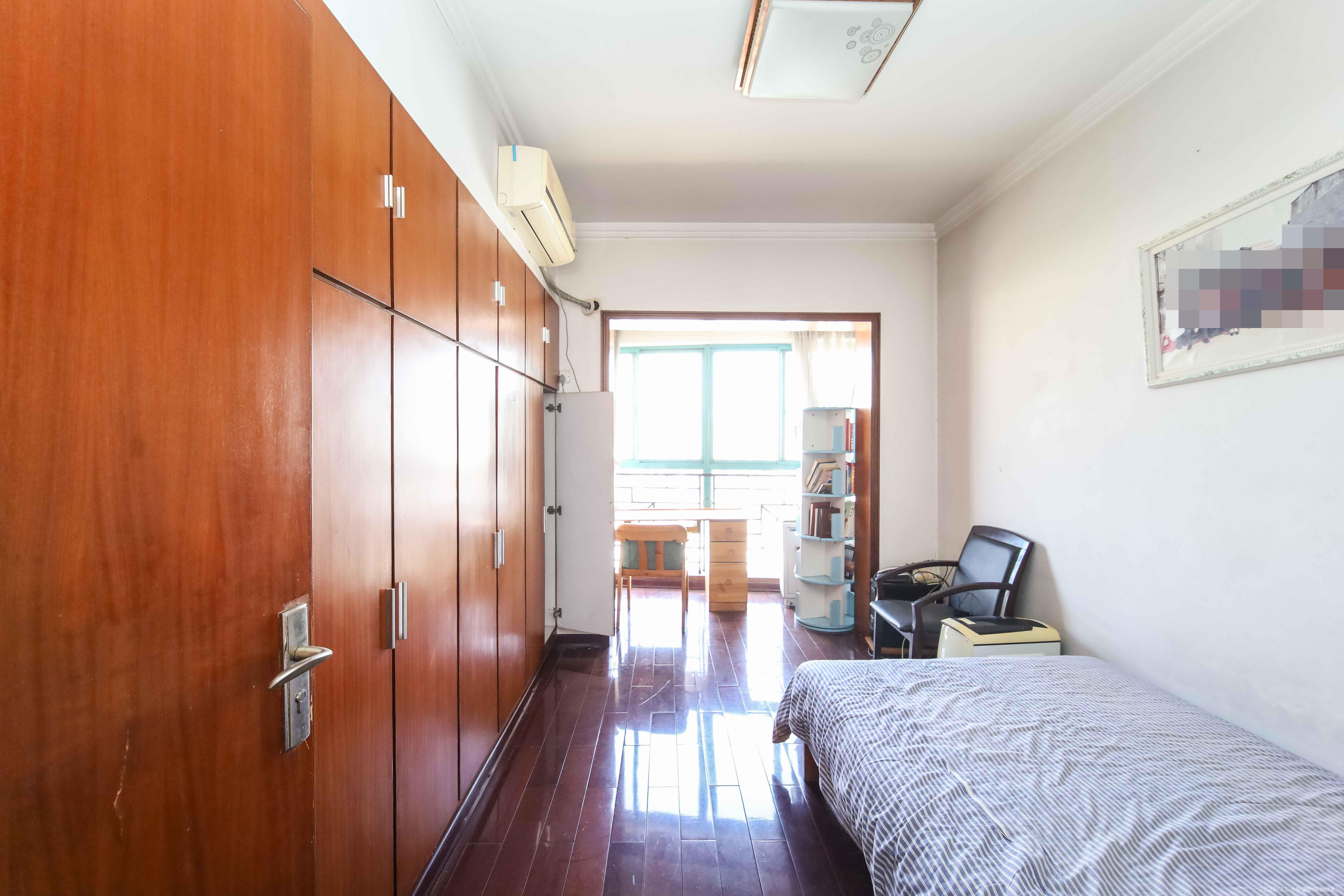 恒业雅苑  4室2厅2卫    152.0万卧室