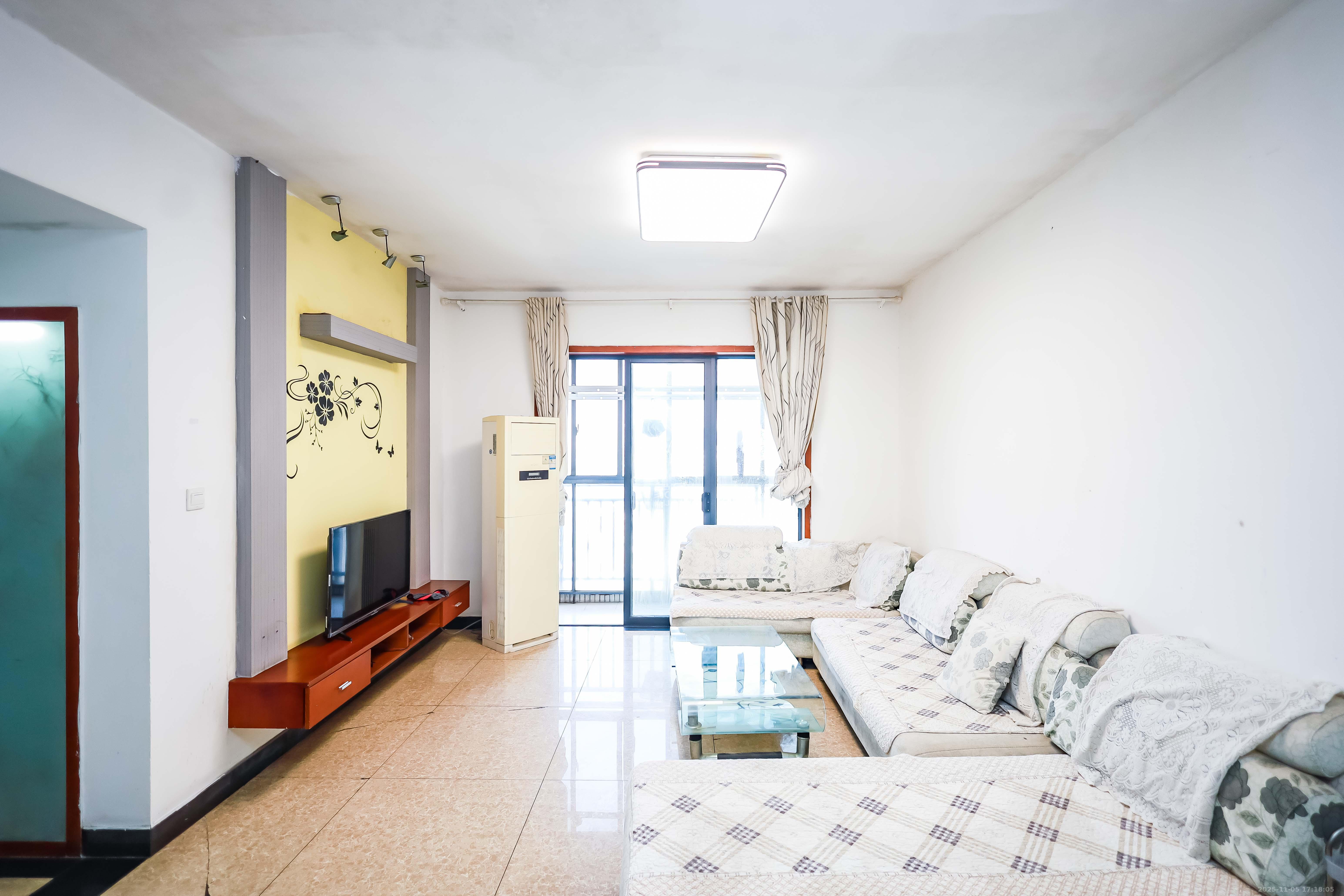 莱茵城 1室2厅1卫 88.0万 莱茵城 1室2厅1卫 88.0万客厅