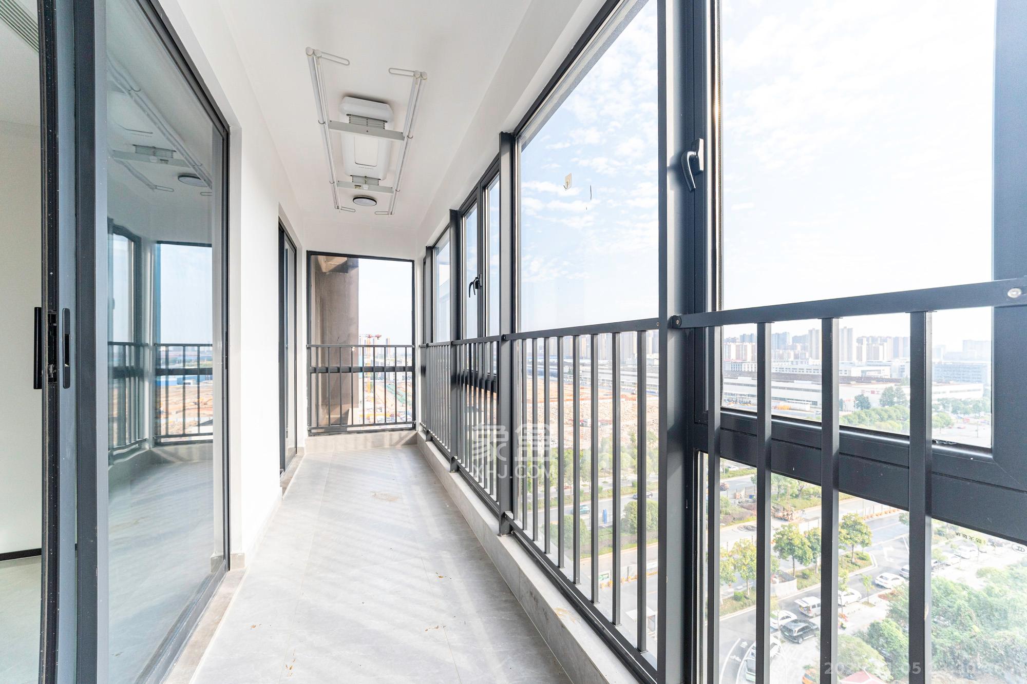 三一云谷  3室2厅2卫    120.0万阳台