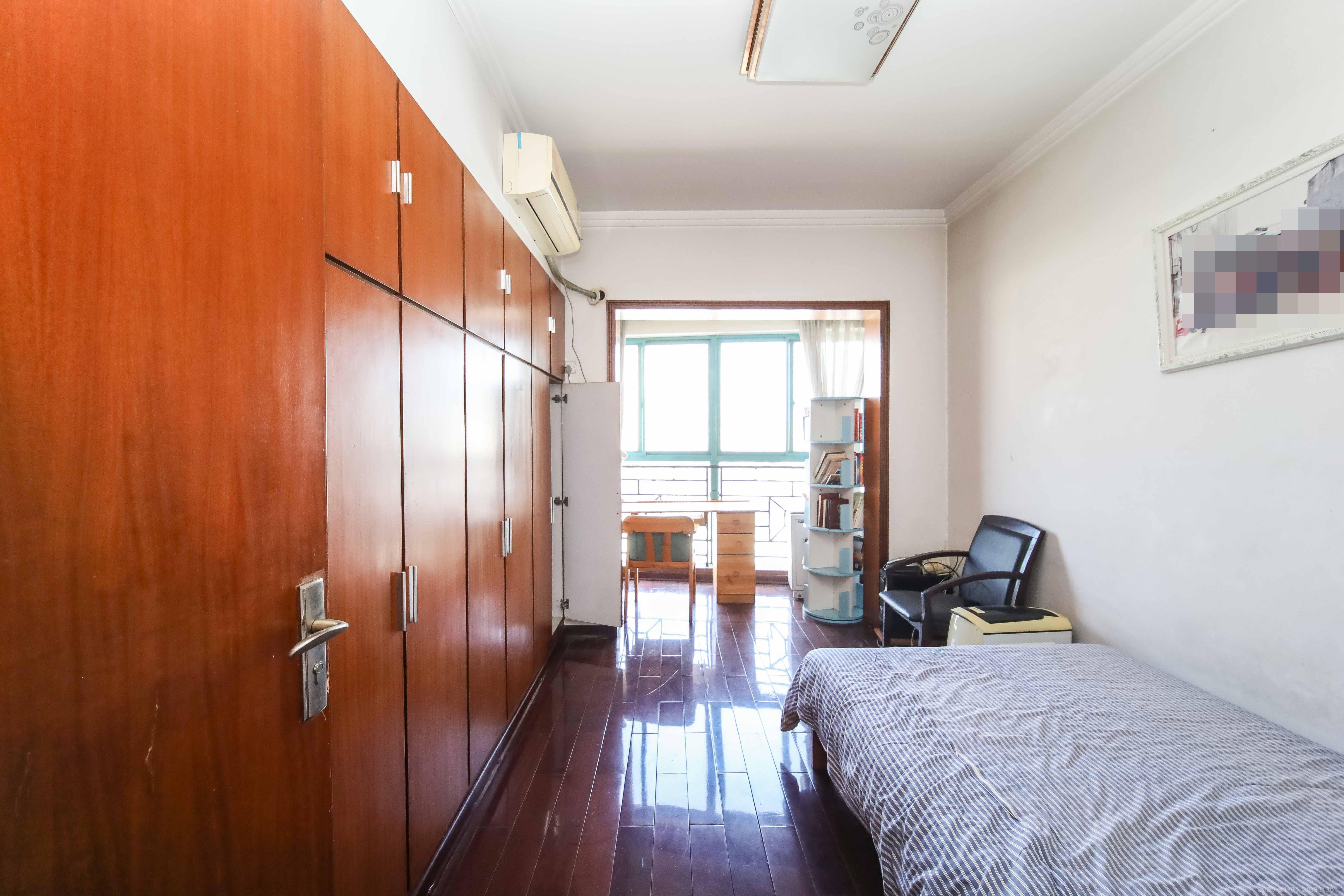 恒业雅苑  4室2厅2卫    152.0万卧室