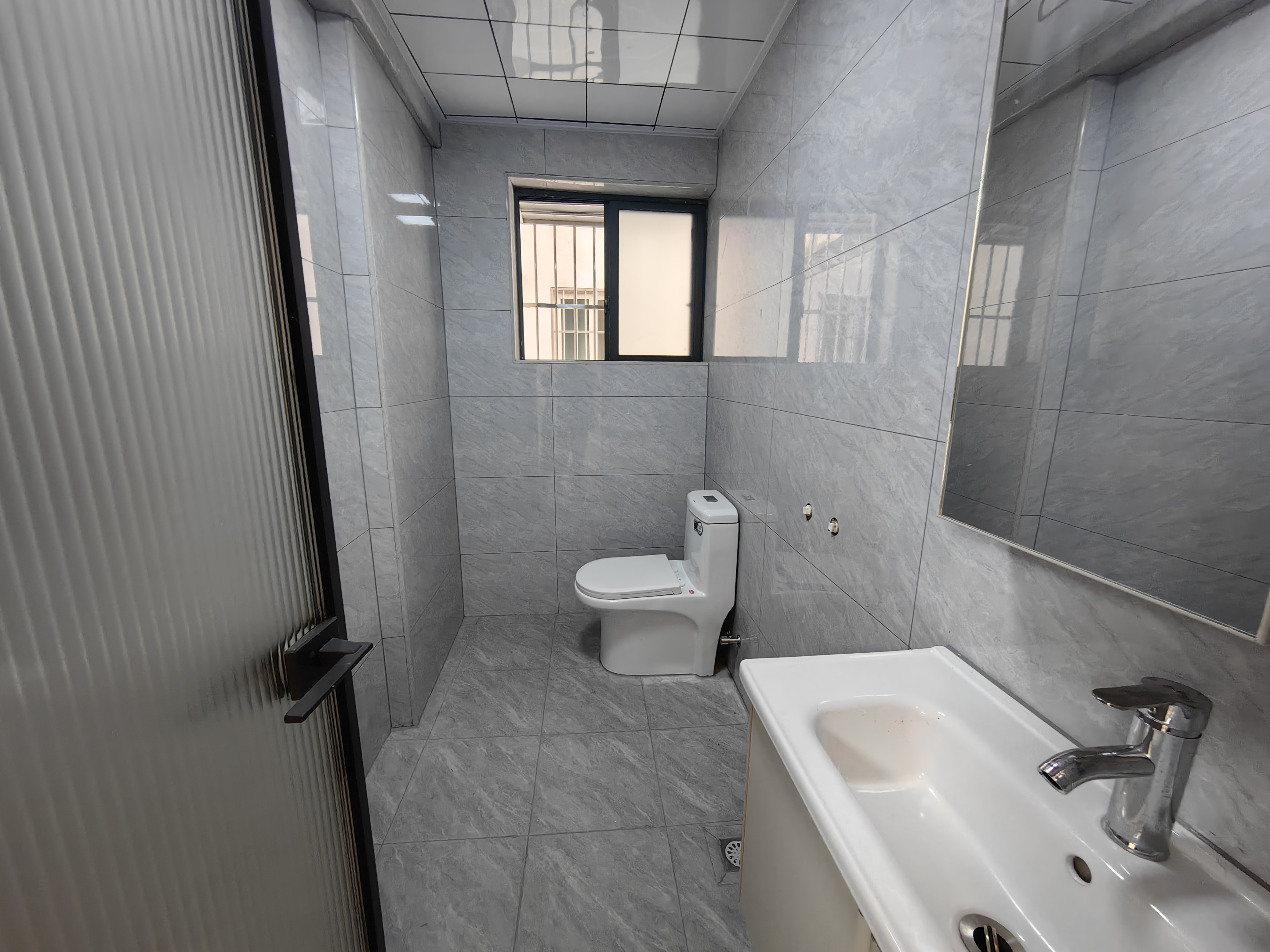 皇家花园 5室2厅2卫 123.0万 皇家花园 5室2厅2卫 123.0万客厅