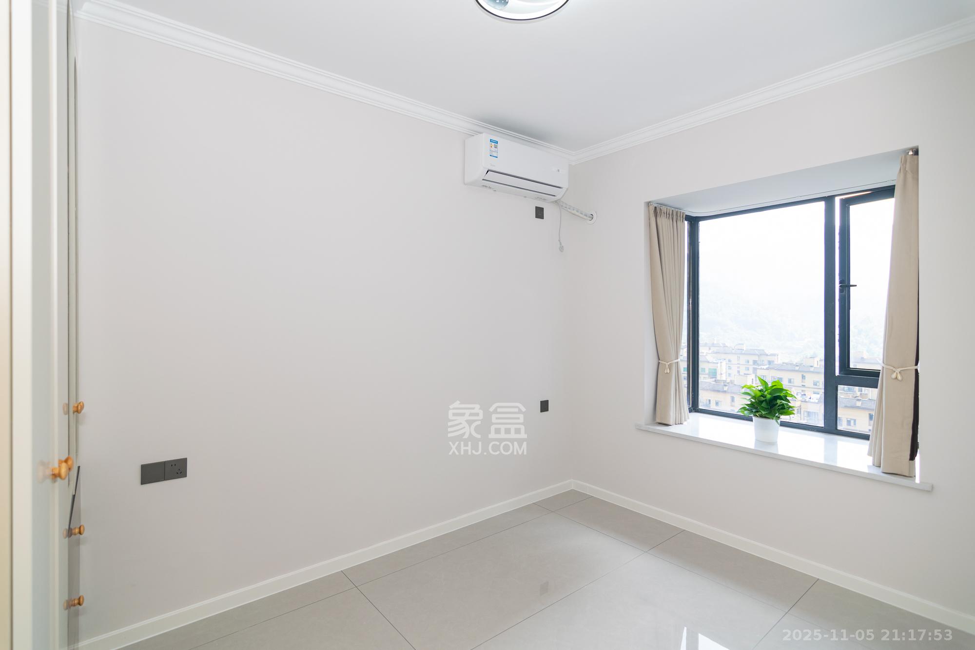 澳海谷山府  4室2厅2卫    99.8万卧室