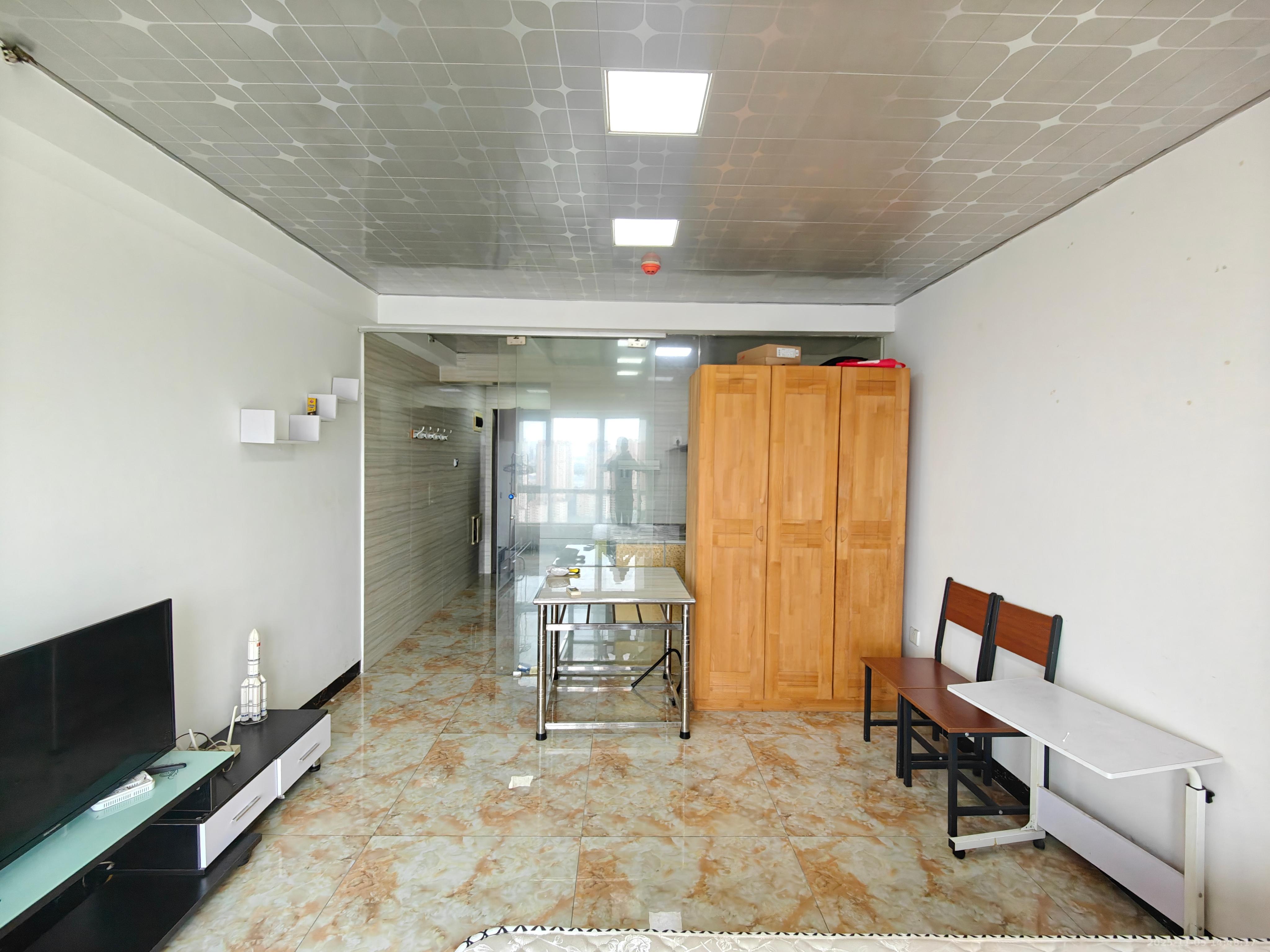 美的城三期  1室1厅1卫    900.0元/月室内图