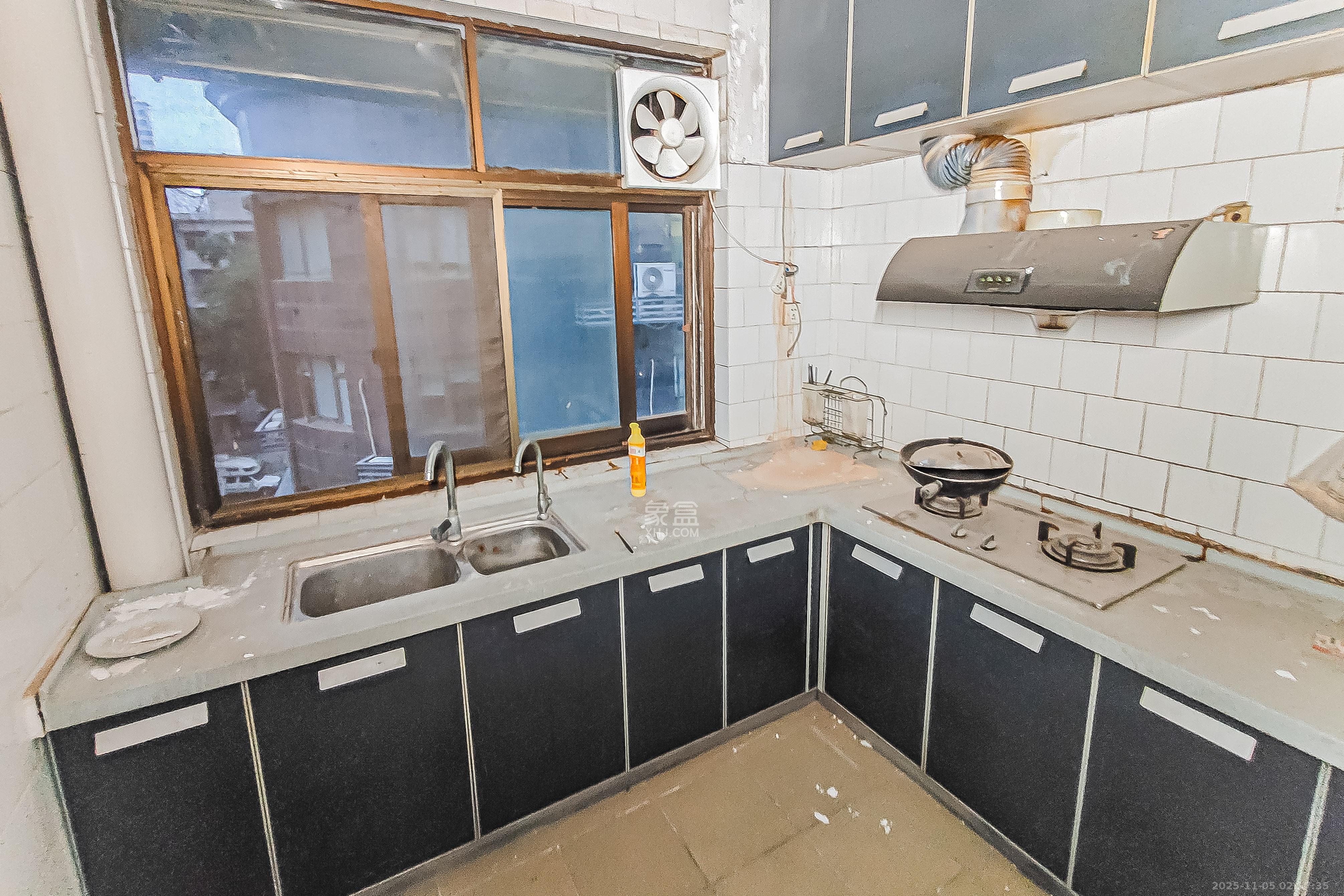 杂技团宿舍 3室2厅2卫 62.0万 杂技团宿舍 3室2厅2卫 62.0万厨房