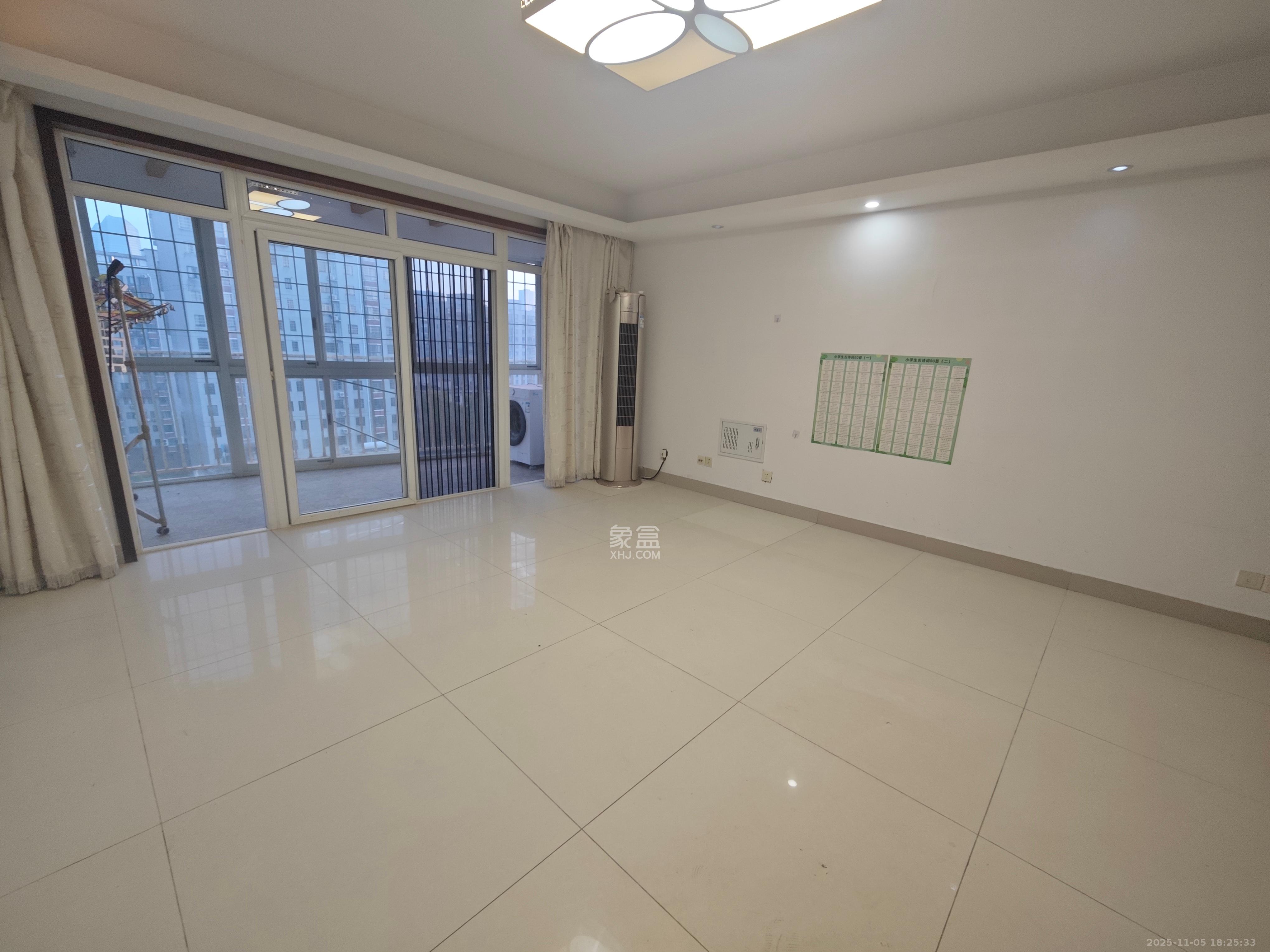 麓谷E家人  4室2厅1卫    2400.0元/月