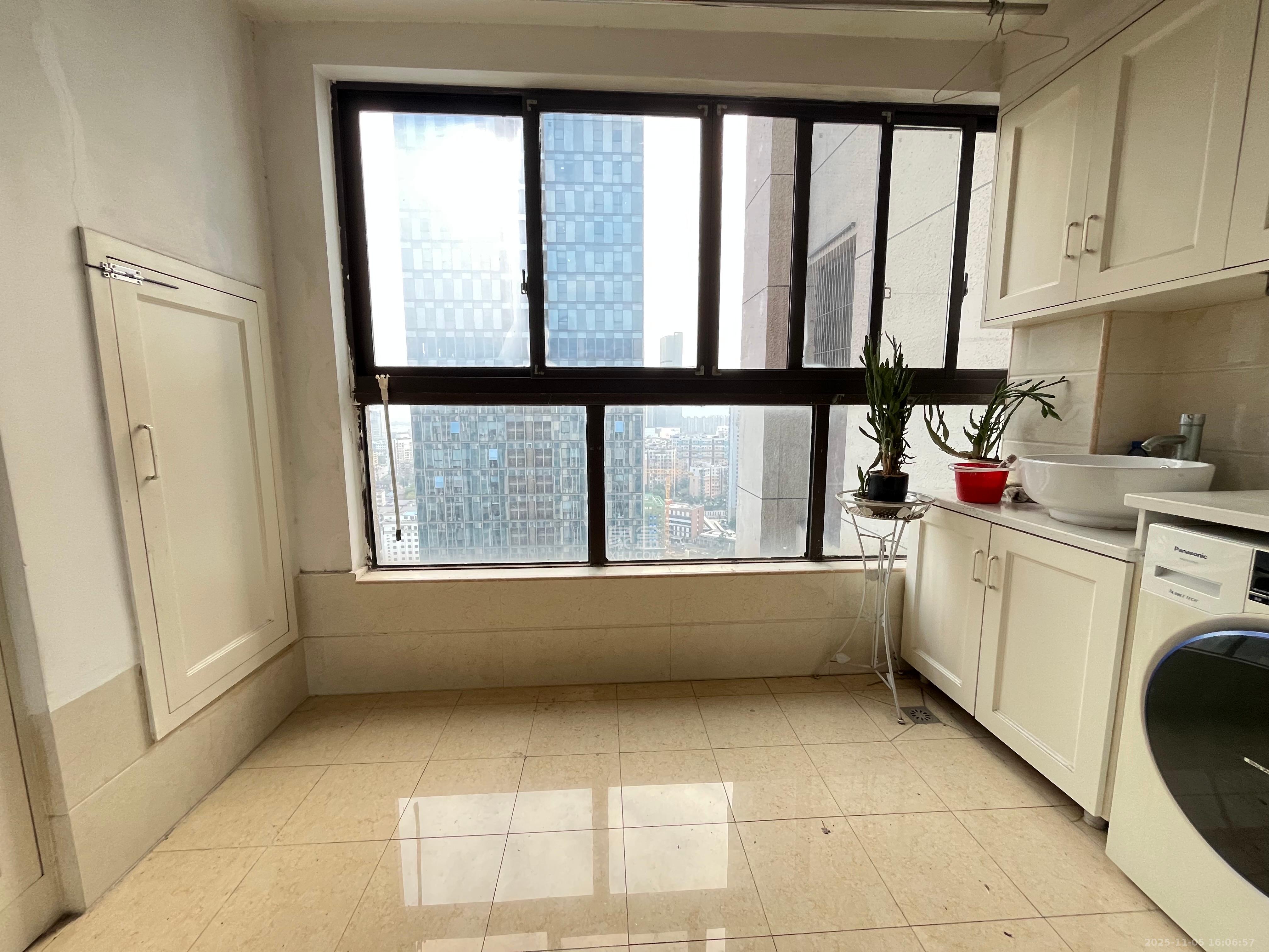 绿地中央广场  3室2厅1卫    2900.0元/月室内图