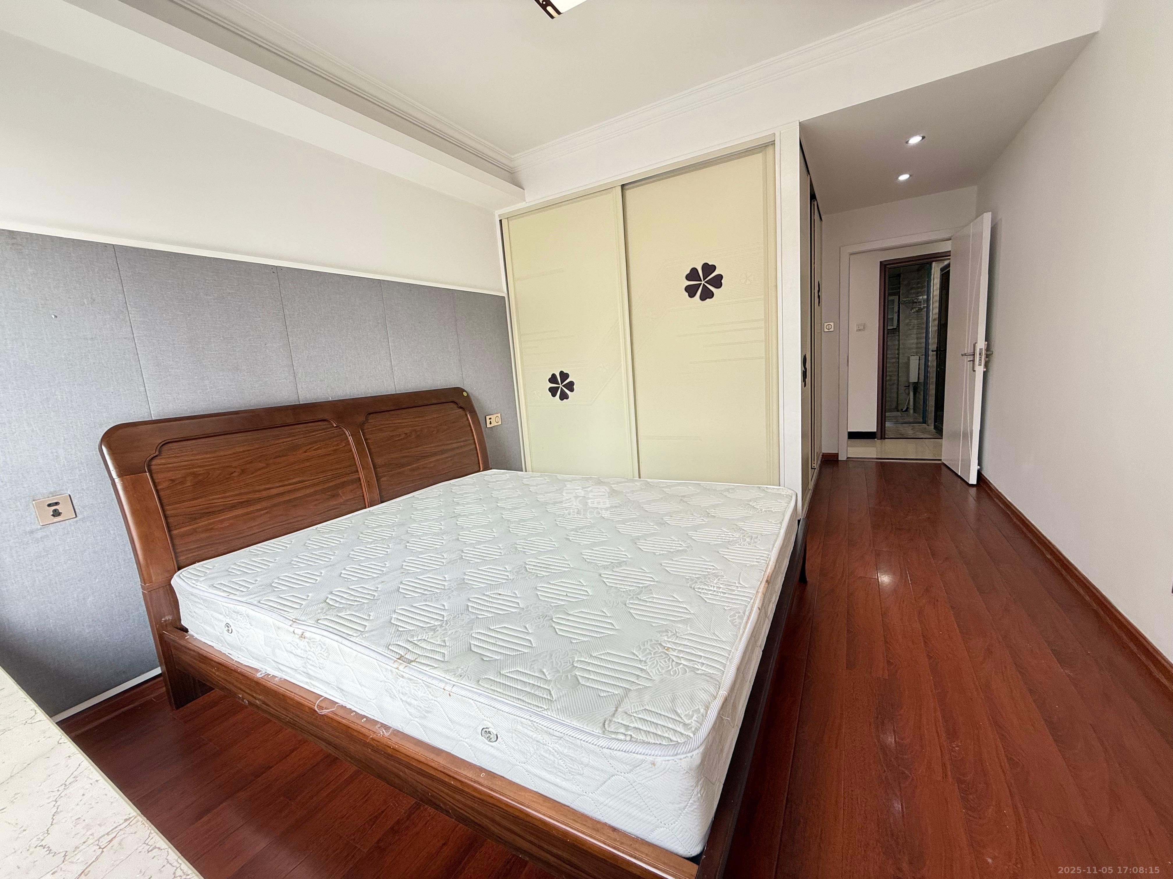 华润凤凰城三期  3室2厅1卫    2200.0元/月室内图