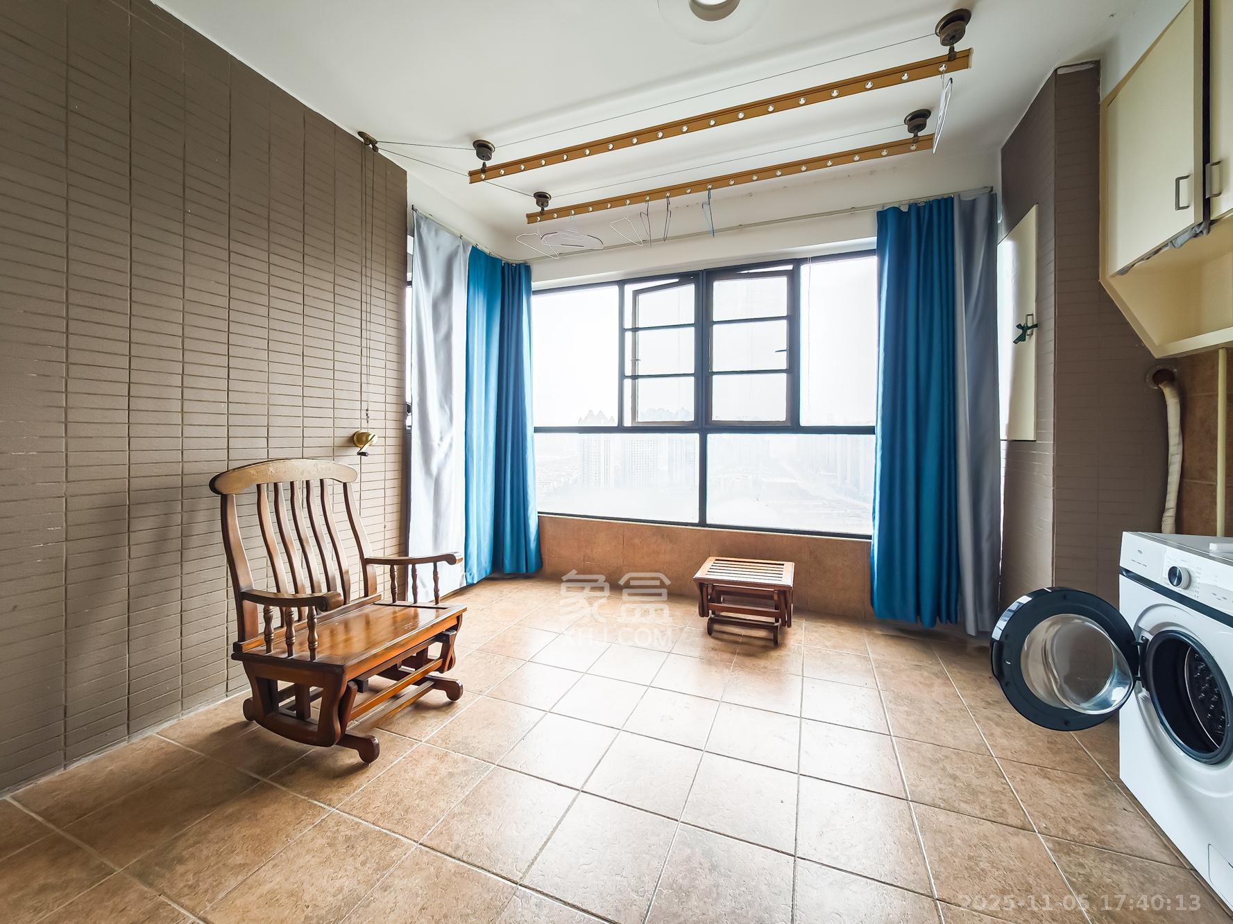 双湾国际(湘江御景花园) 3室2厅2卫 120.0万 双湾国际(湘江御景花园) 3室2厅2卫 120.0万阳台