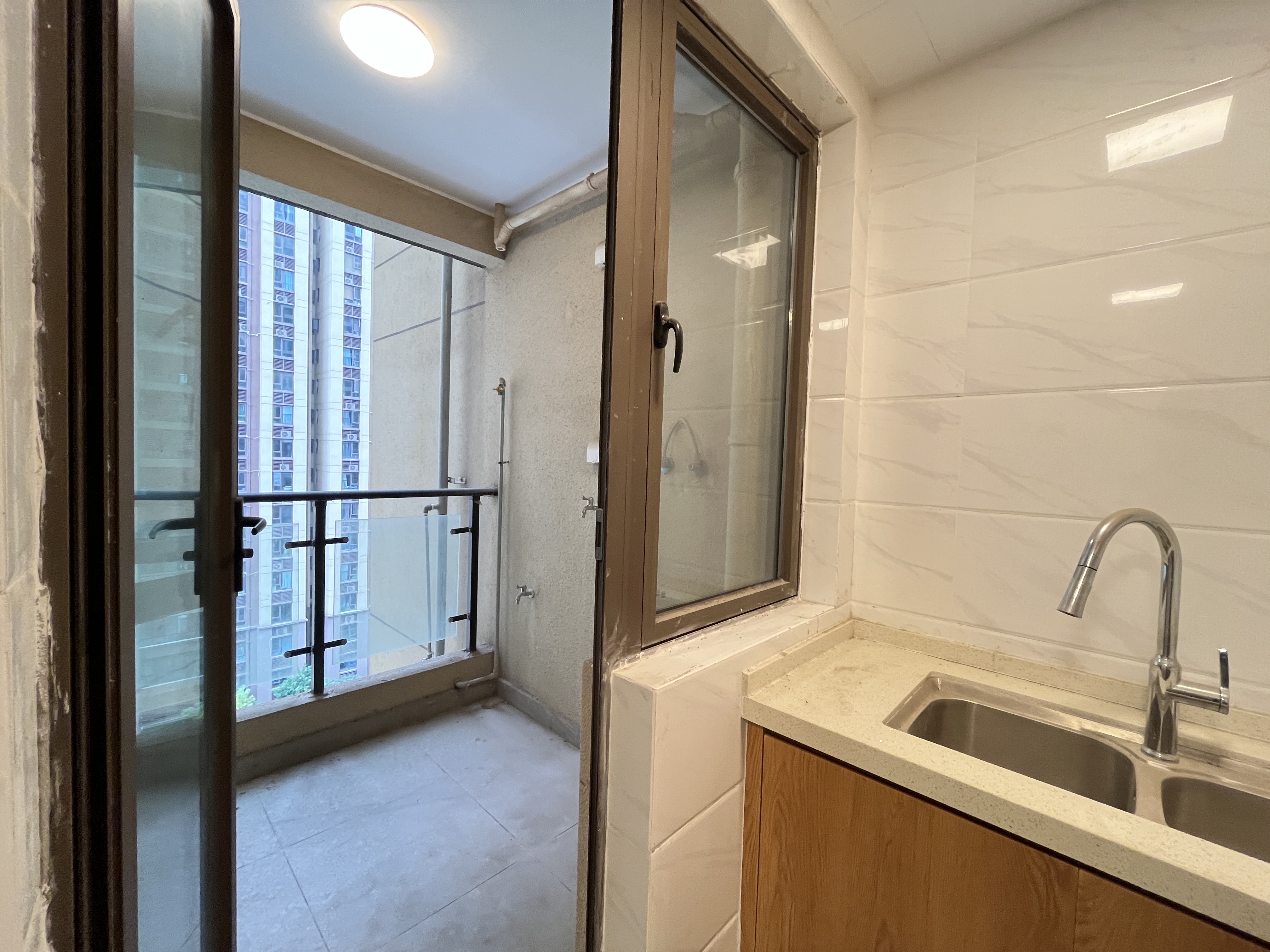 华耀碧桂园十里江湾誉峯 3室2厅2卫 63.8万 华耀碧桂园十里江湾誉峯 3室2厅2卫 63.8万客厅