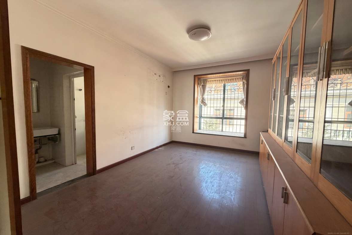 湘龙家园 5室2厅2卫 3000.0元/月 湘龙家园 5室2厅2卫 3000.0元/月室内图