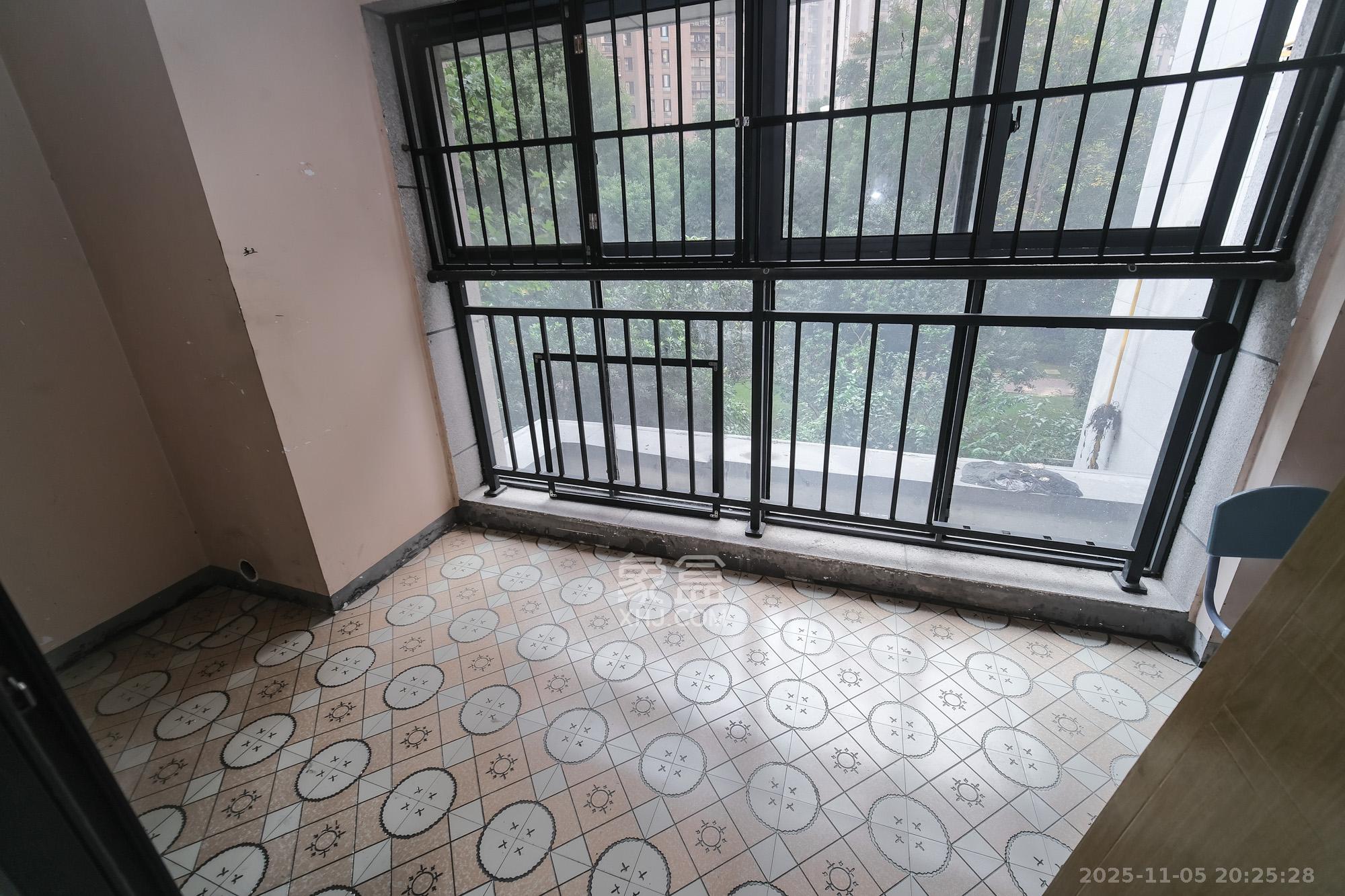 三一街区 3室2厅2卫 76.8万 三一街区 3室2厅2卫 76.8万阳台