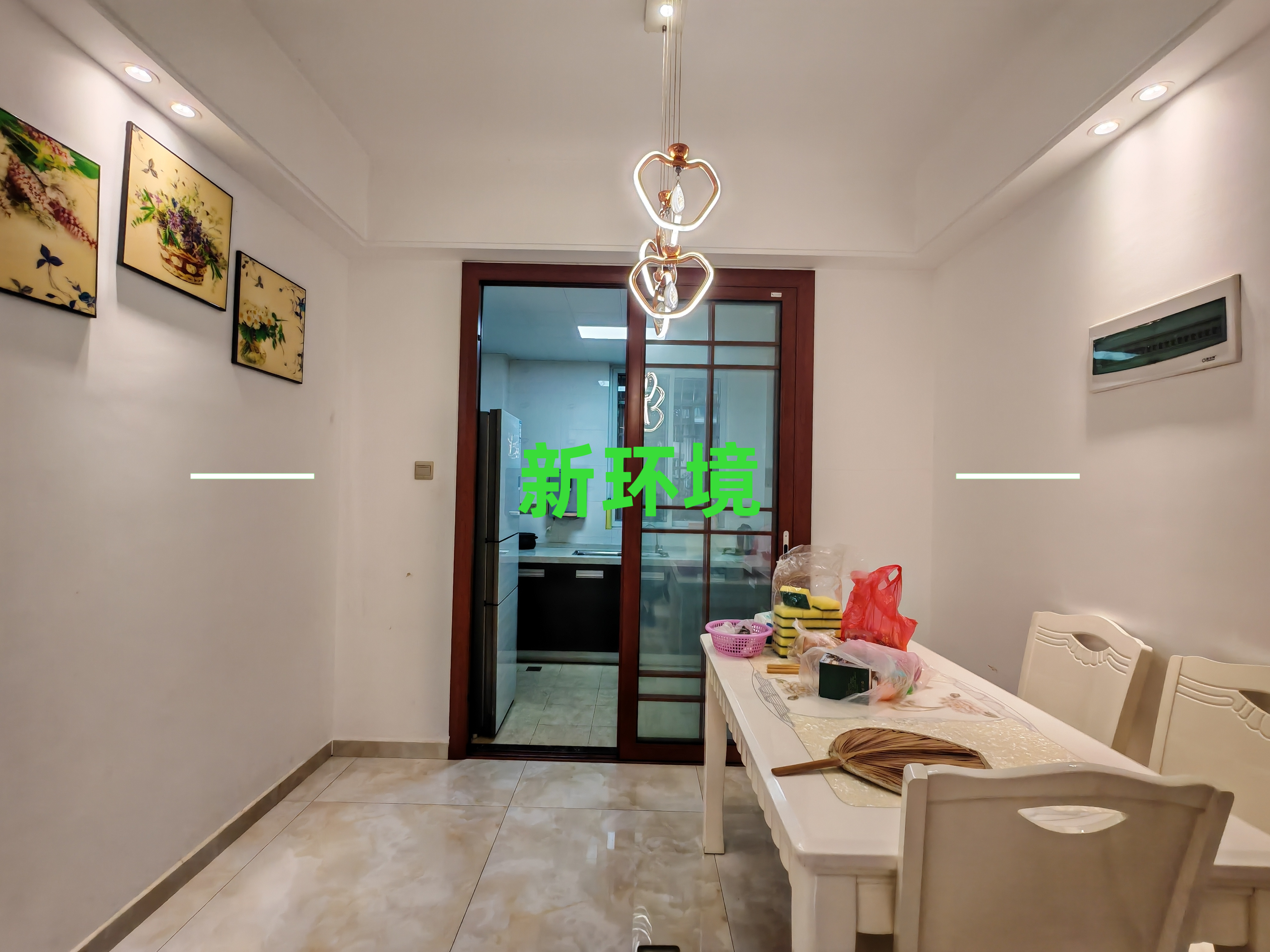 阳光水岸  4室2厅2卫    70.0万客厅