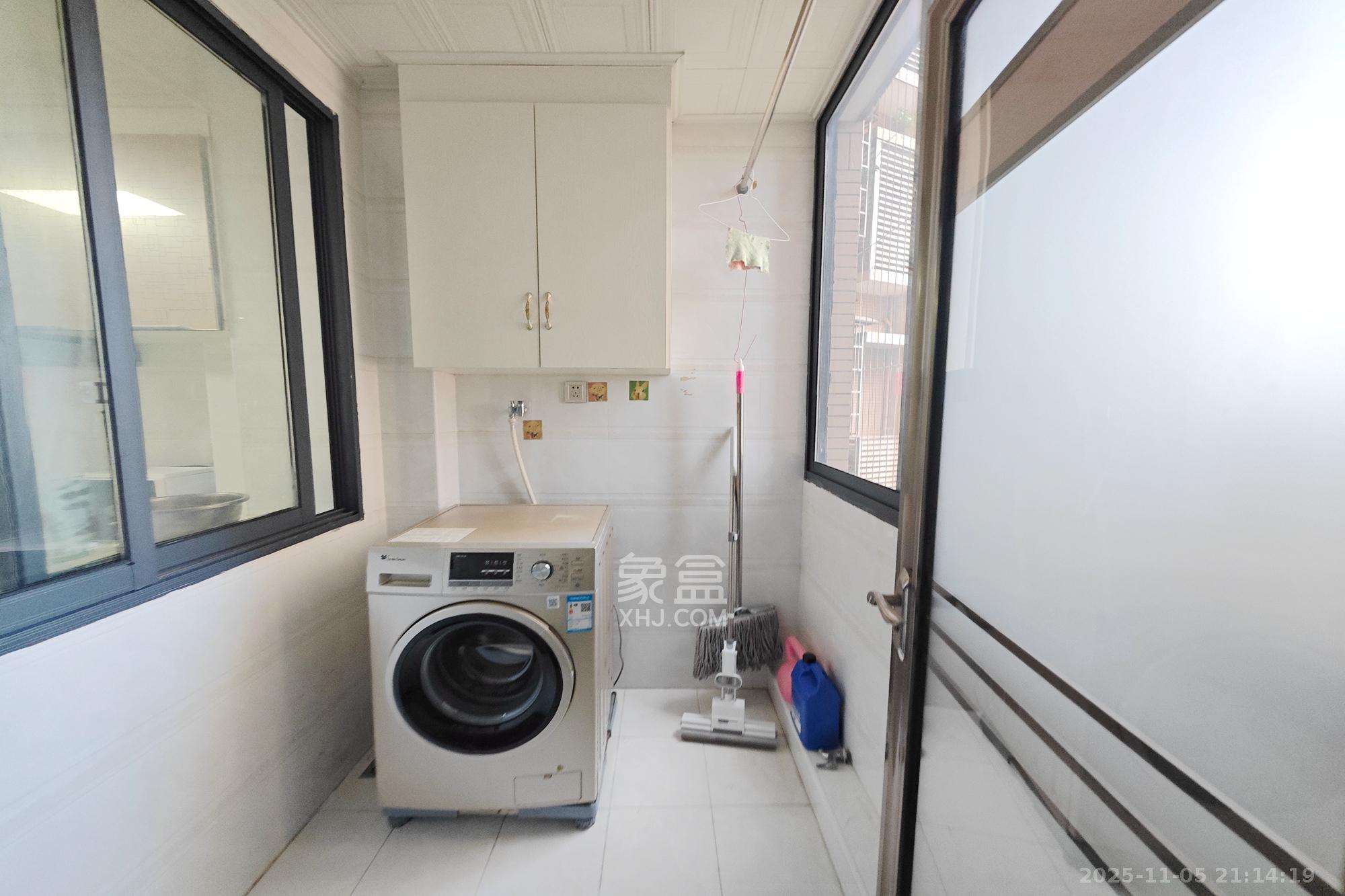 新城新世界一二三期  3室2厅2卫    125.0万阳台