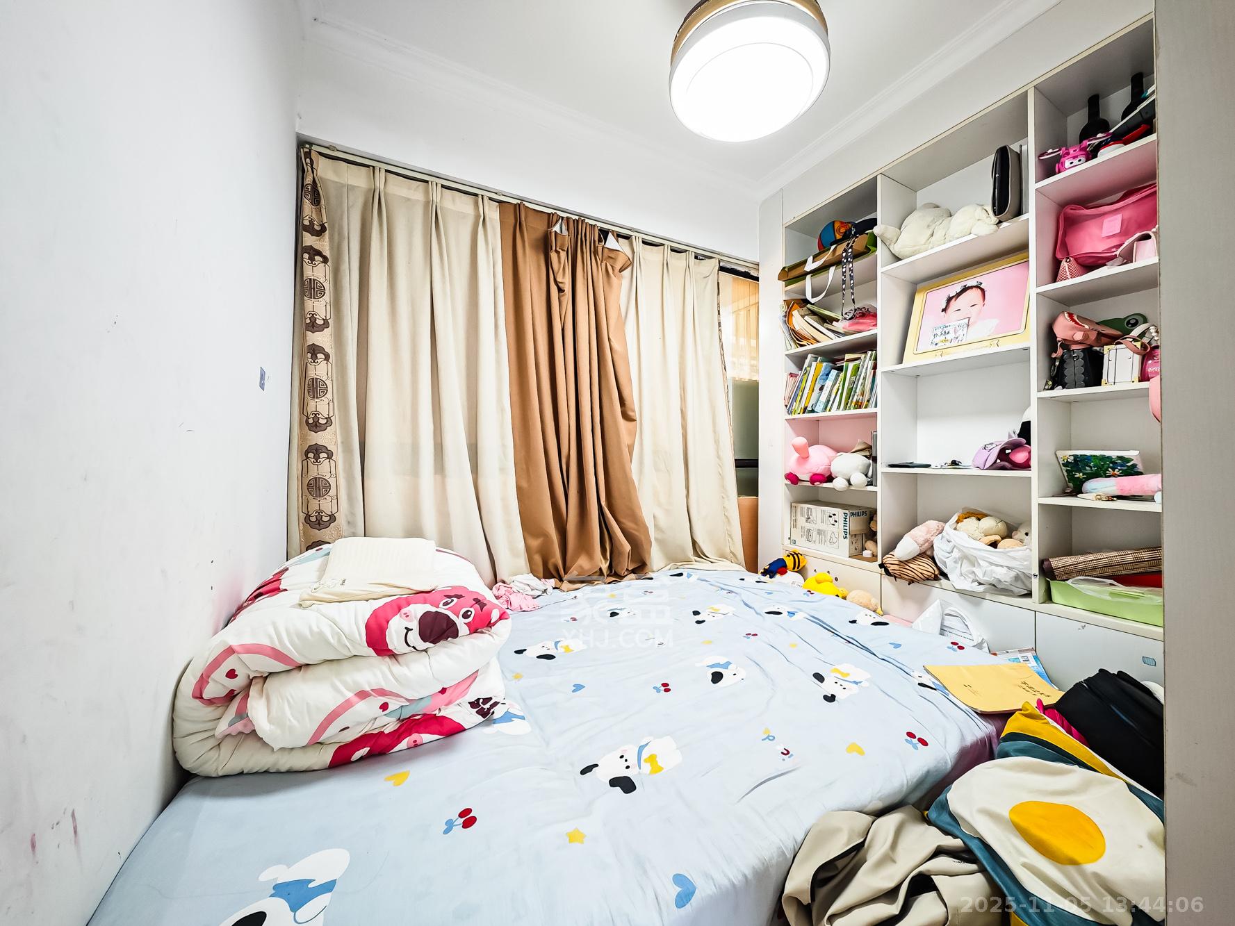 绿地海外滩一期  2室1厅1卫    49.8万卧室