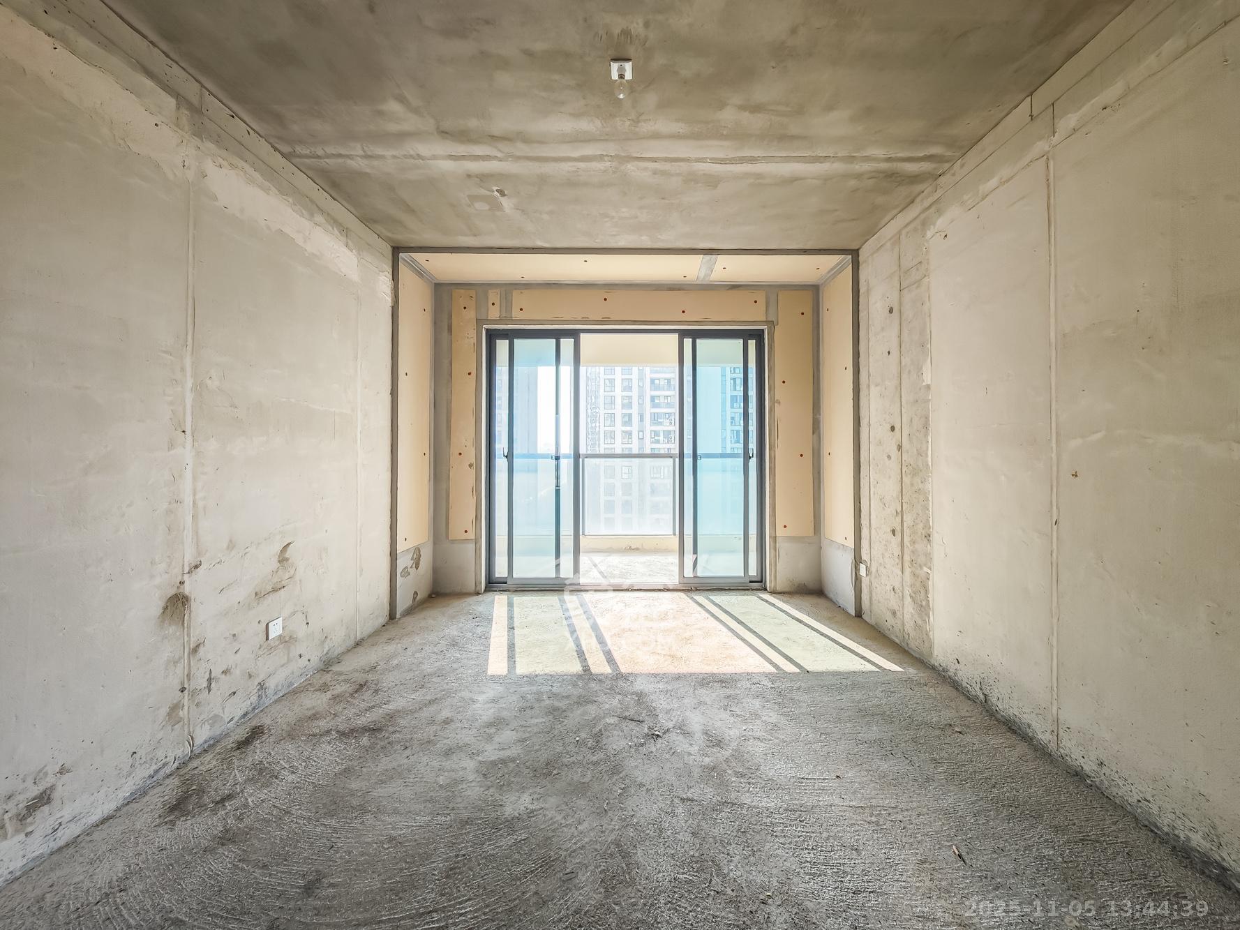 秀峰一品  5室2厅3卫    240.0万卧室