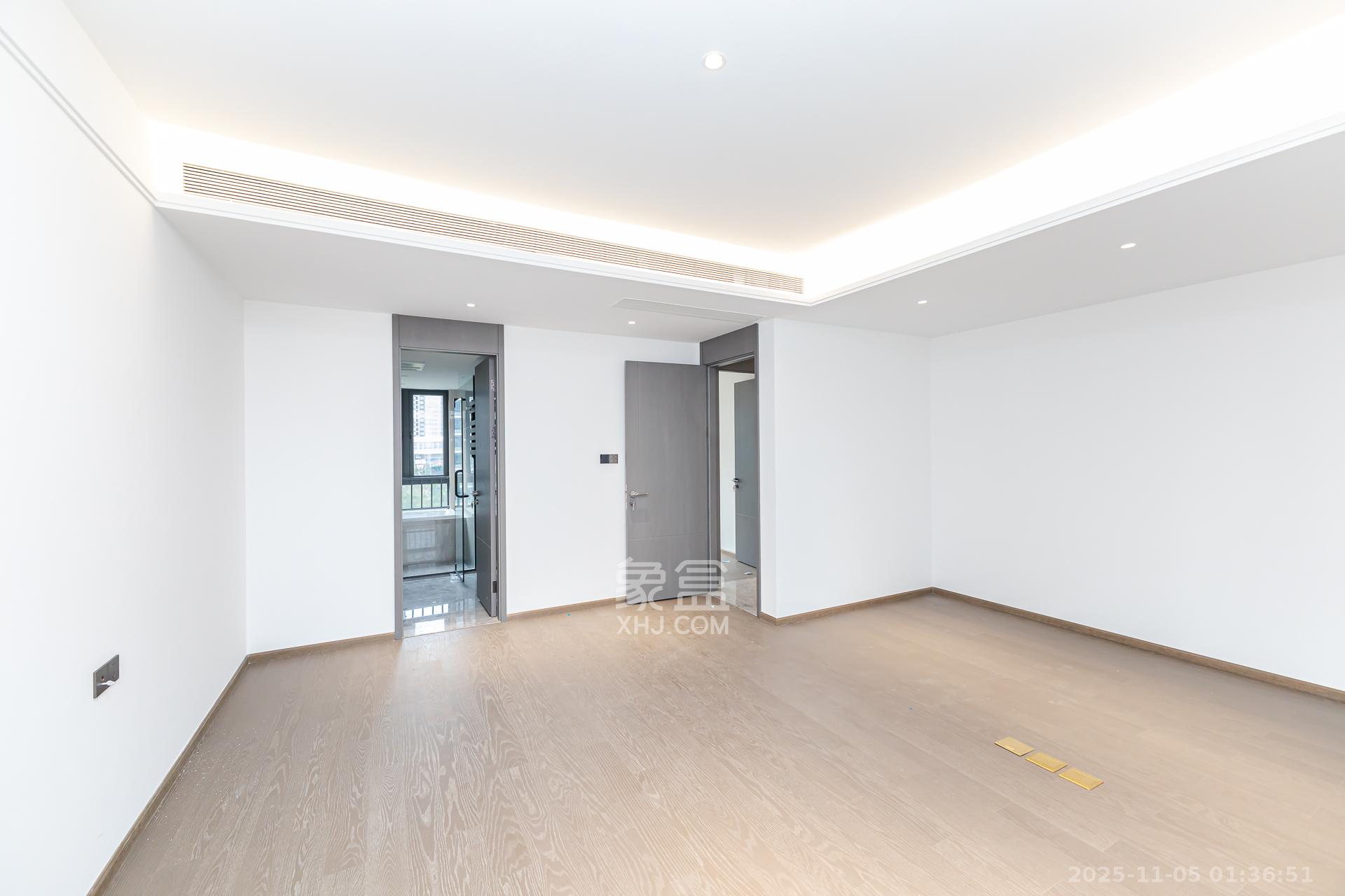 嘉臣道  4室2厅2卫    270.0万卧室