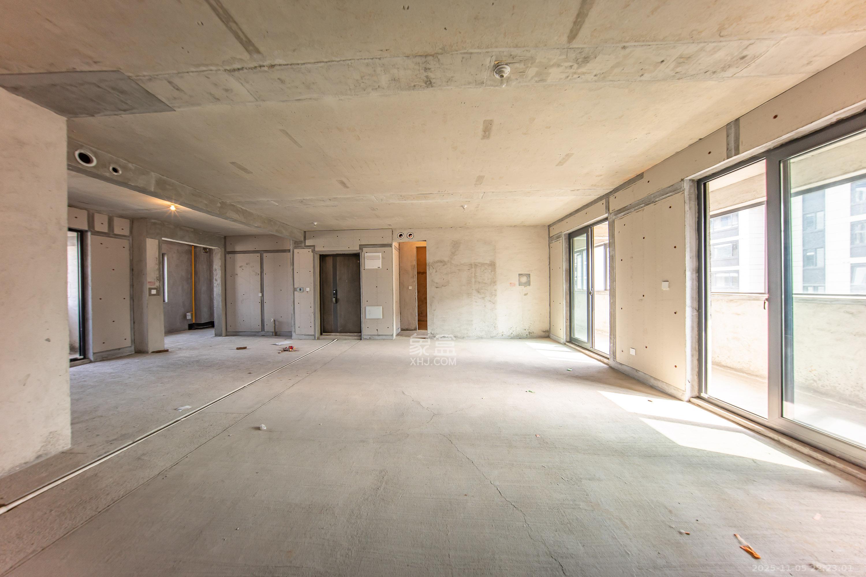 中建钰山湖  4室2厅2卫    330.0万客厅