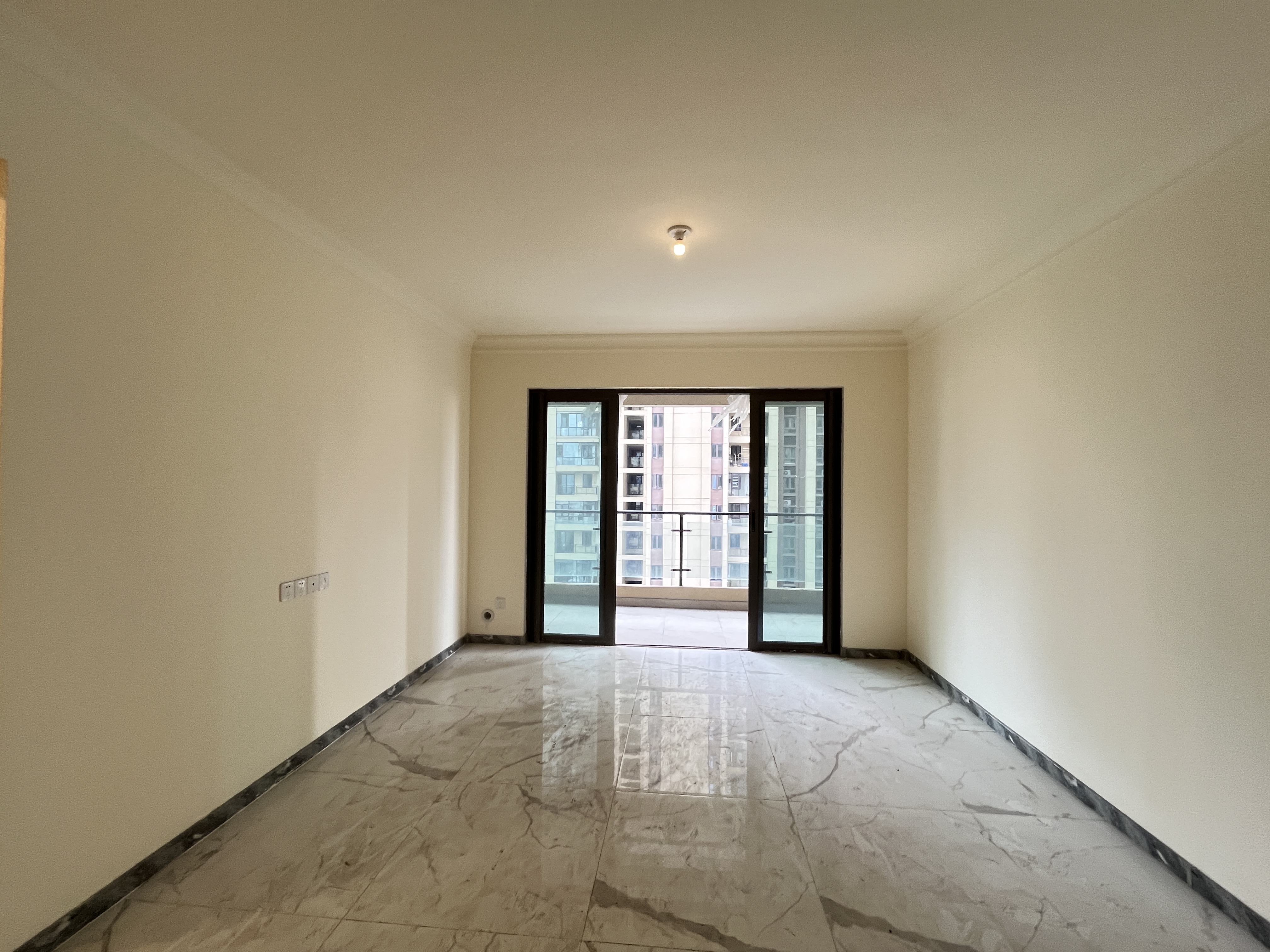 华耀碧桂园十里江湾誉峯 3室2厅2卫 63.8万 华耀碧桂园十里江湾誉峯 3室2厅2卫 63.8万客厅