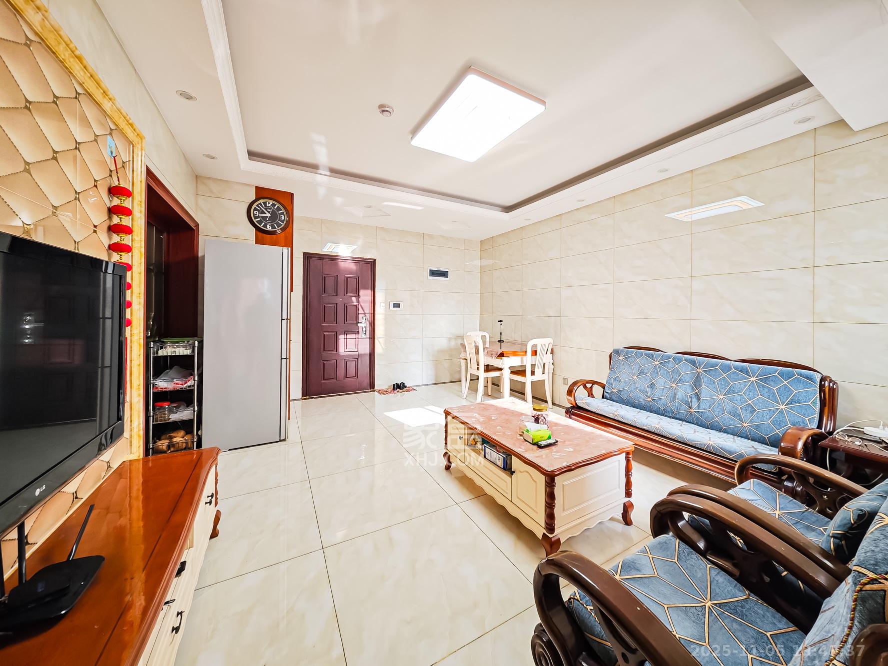 绿地海外滩一期 3室2厅1卫 68.0万 绿地海外滩一期 3室2厅1卫 68.0万客厅