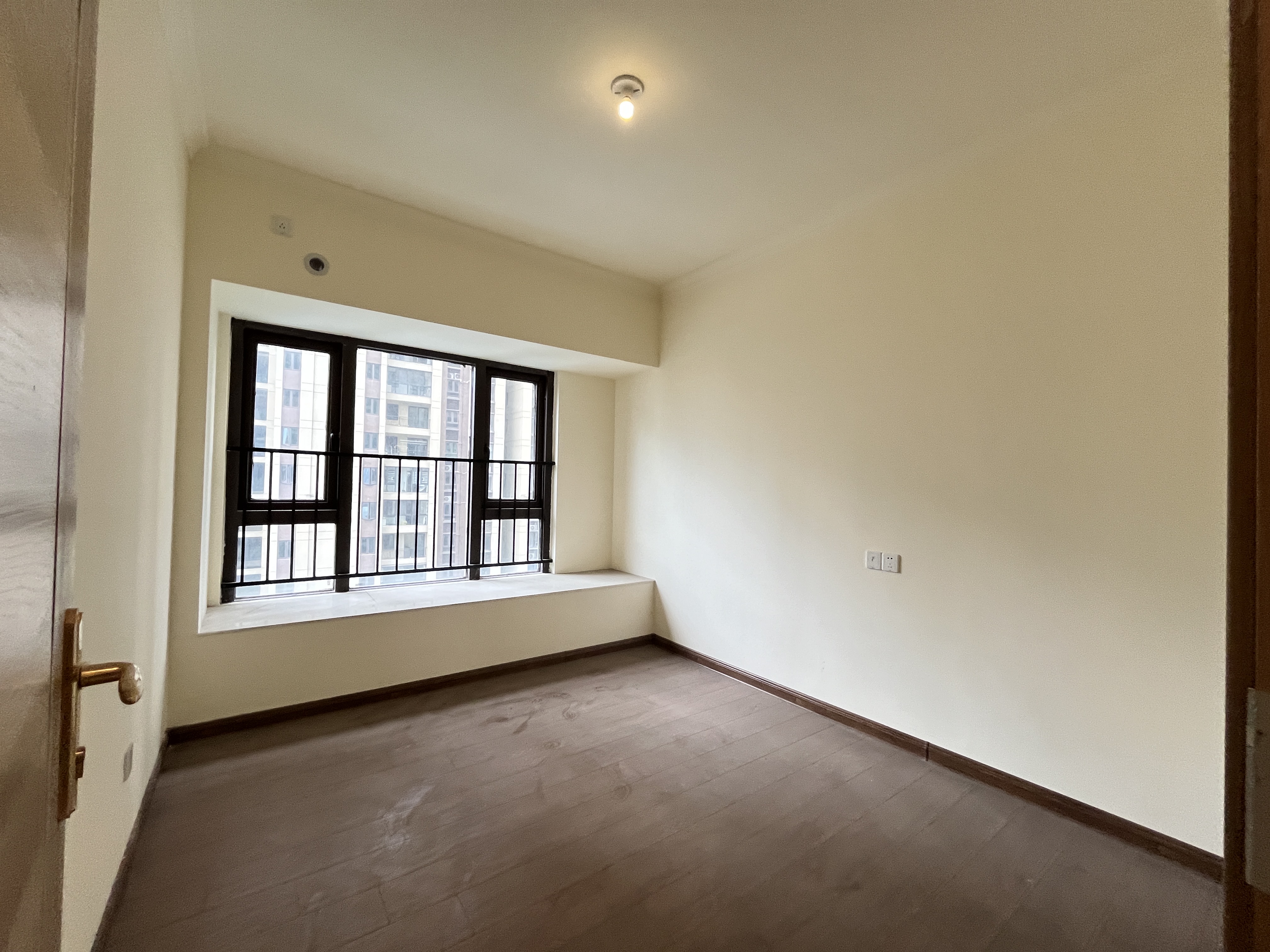 华耀碧桂园十里江湾誉峯 3室2厅2卫 63.8万 华耀碧桂园十里江湾誉峯 3室2厅2卫 63.8万客厅