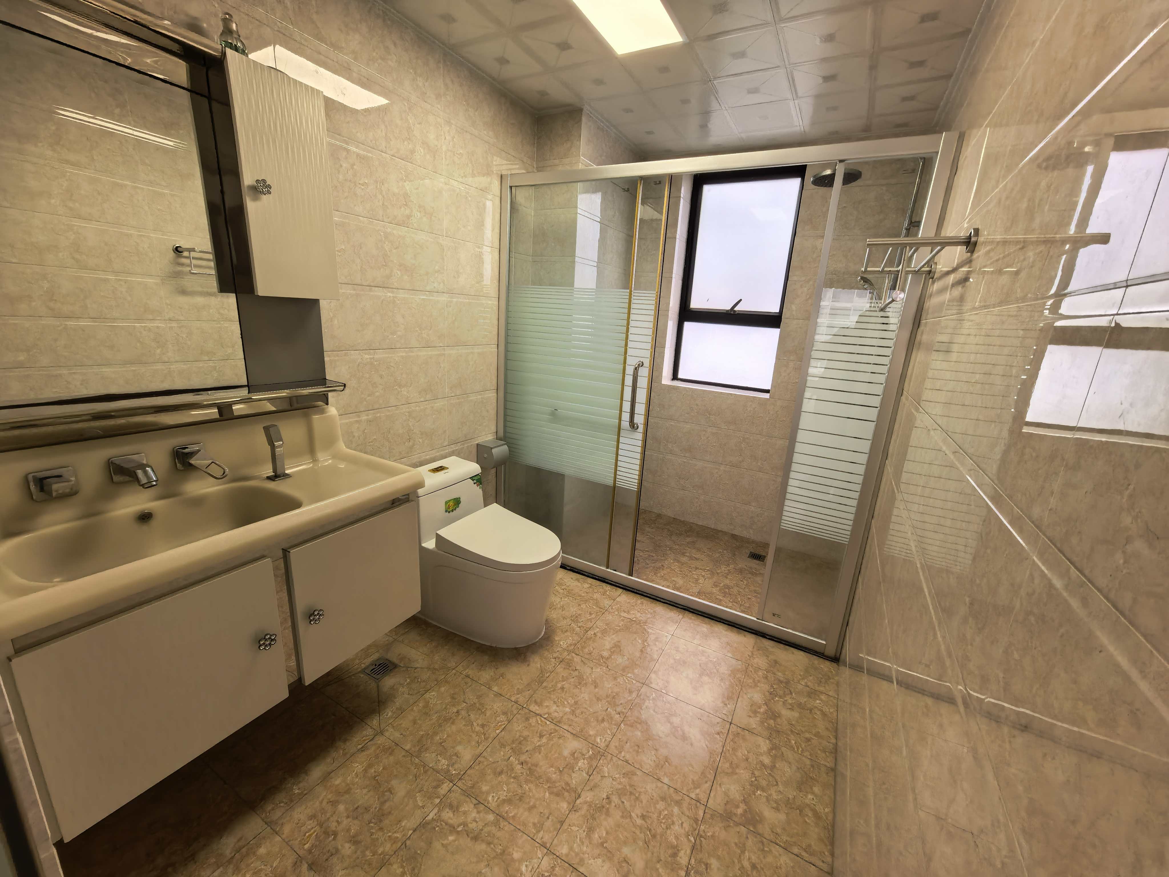 盛达景都三期  3室2厅2卫    3500.0元/月室内图