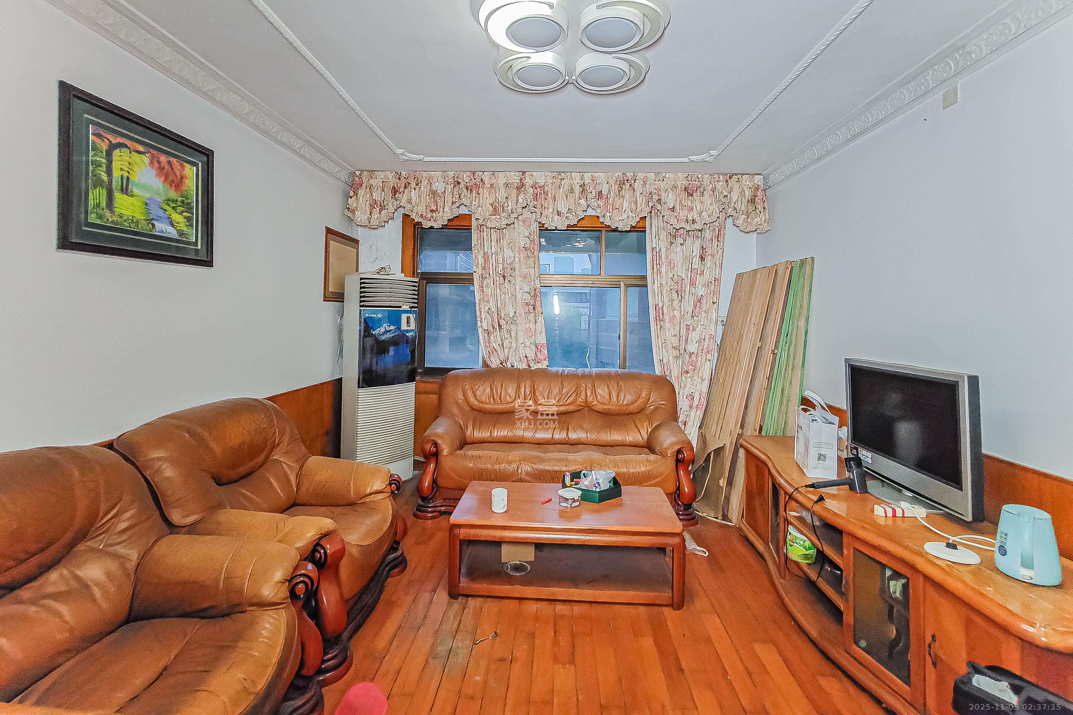 杂技团宿舍 3室2厅2卫 62.0万 杂技团宿舍 3室2厅2卫 62.0万客厅