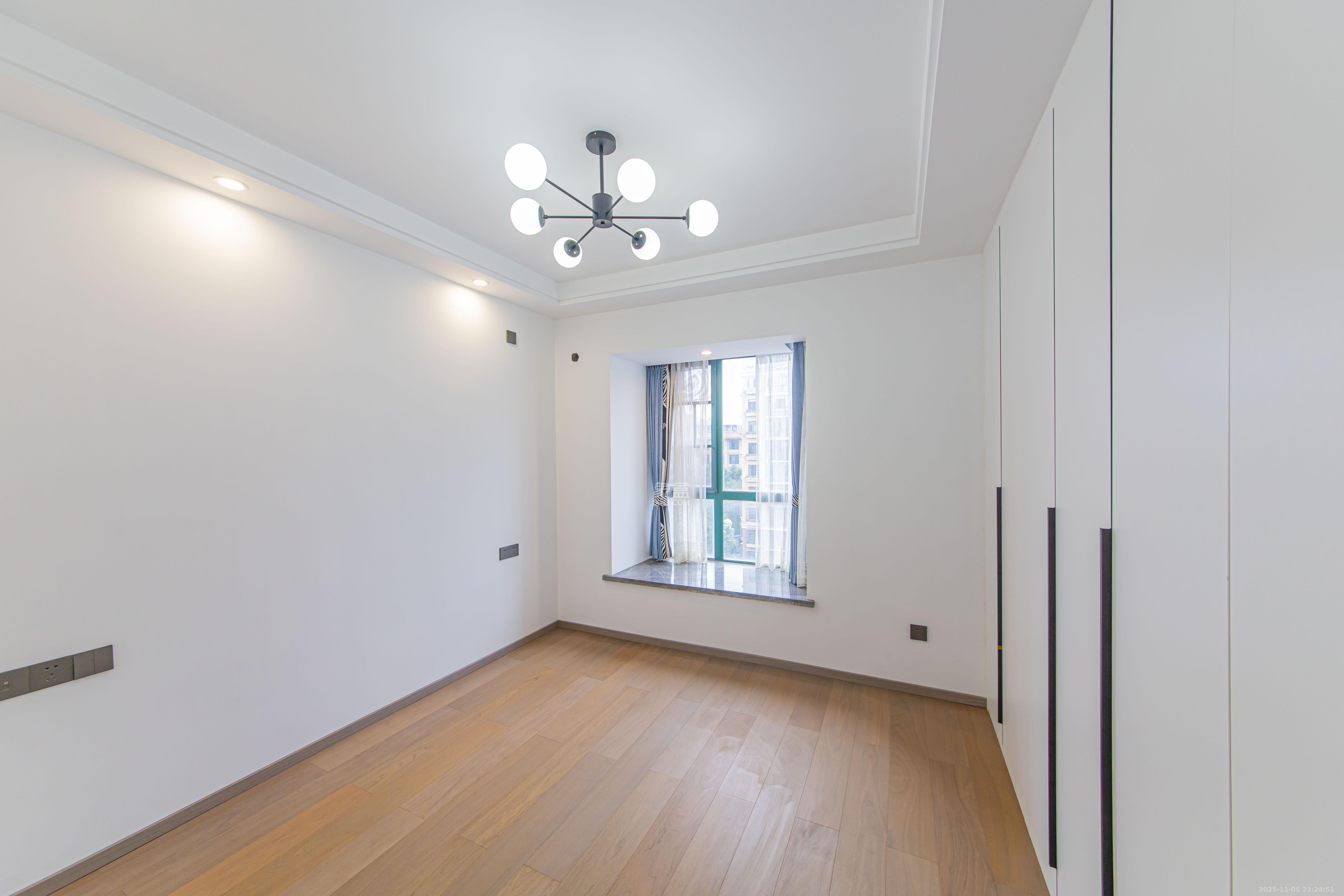 华天苑 3室2厅2卫 165.0万 华天苑 3室2厅2卫 165.0万卧室