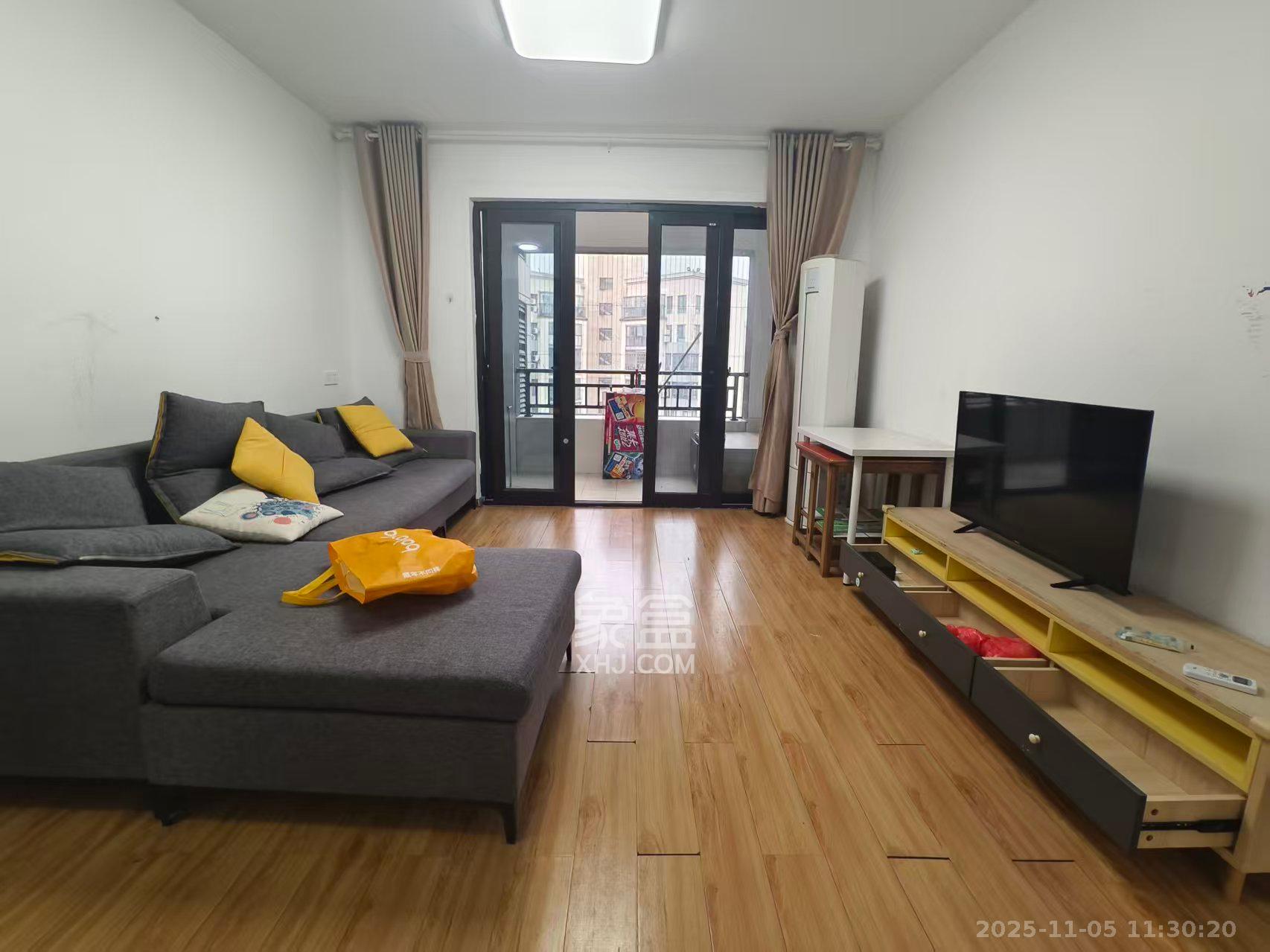 卓越蔚蓝海岸三期  3室2厅2卫    2600.0元/月