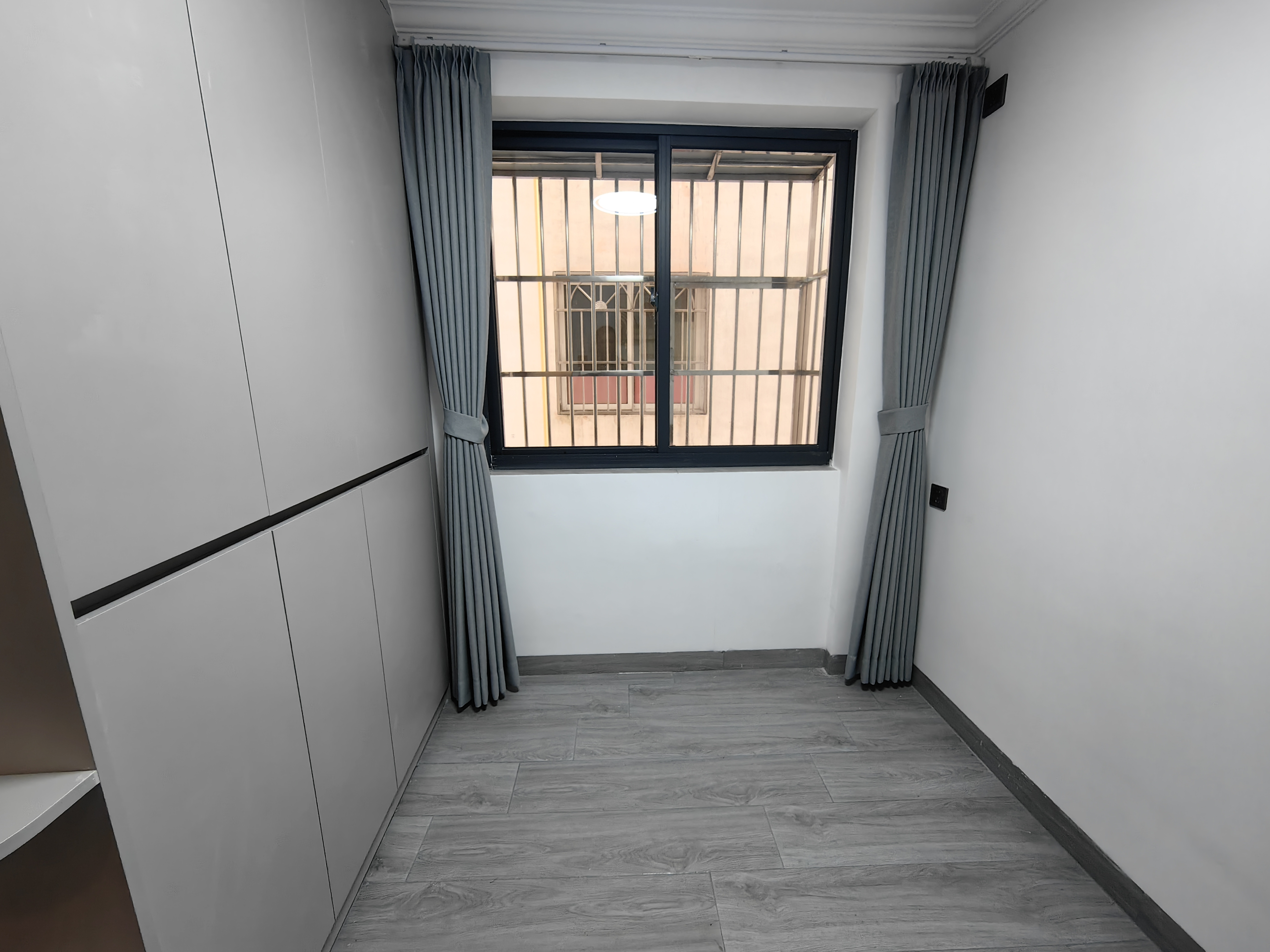 皇家花园 5室2厅2卫 123.0万 皇家花园 5室2厅2卫 123.0万客厅